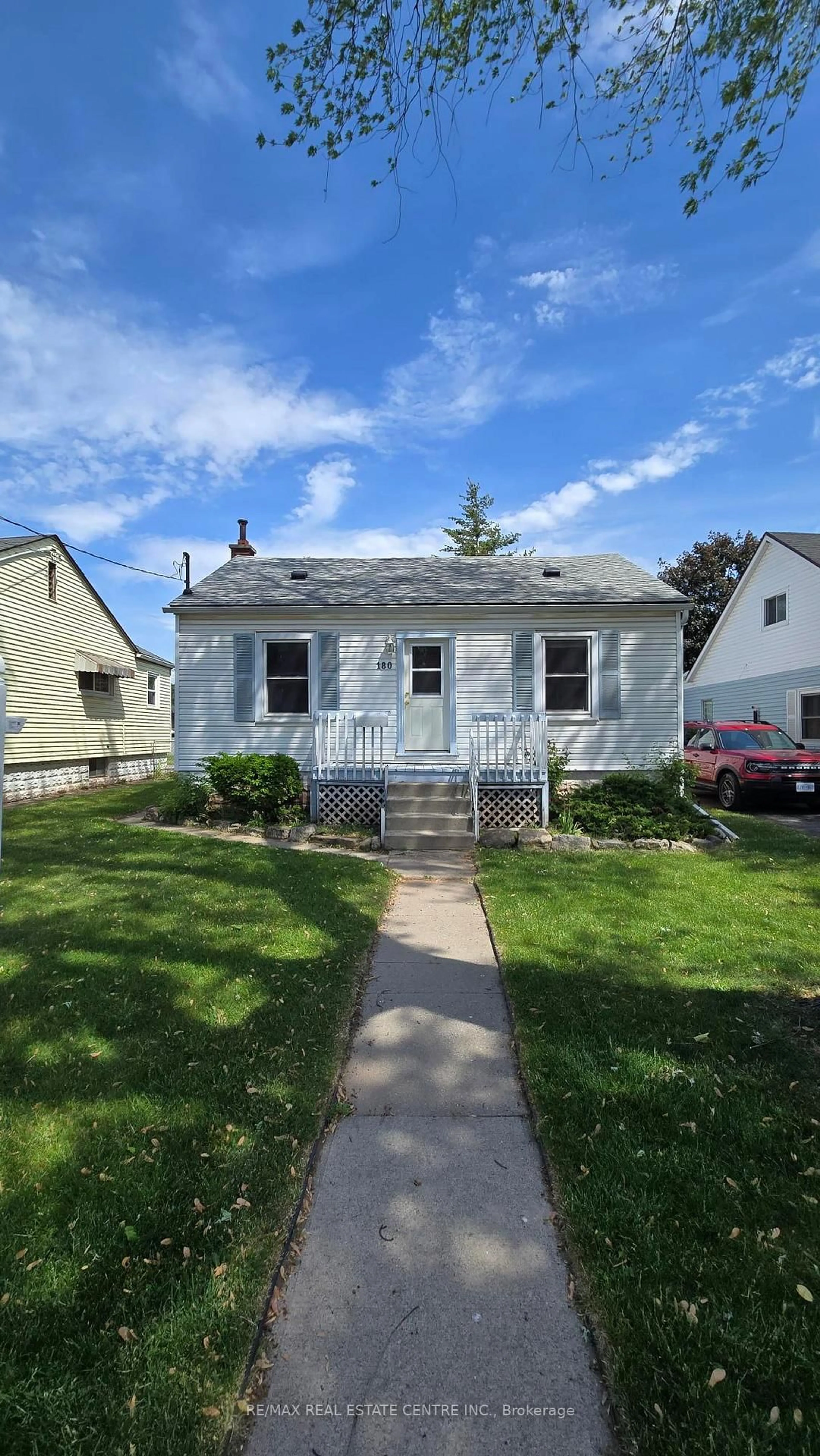 Home with vinyl exterior material, street for 180 Oak Ave, Hamilton Ontario L8L 5N1