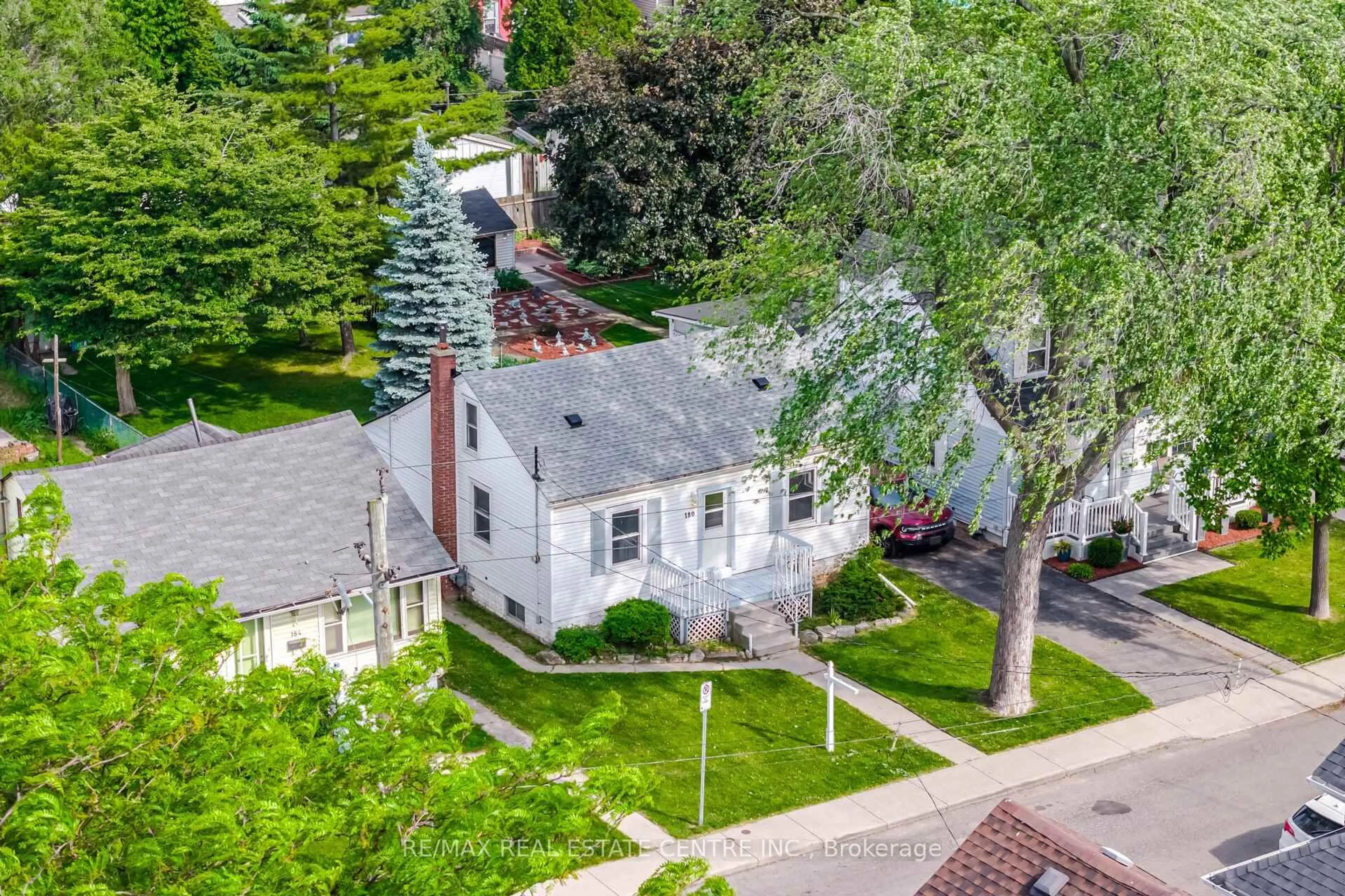 A pic from outside/outdoor area/front of a property/back of a property/a pic from drone, street for 180 Oak Ave, Hamilton Ontario L8L 5N1
