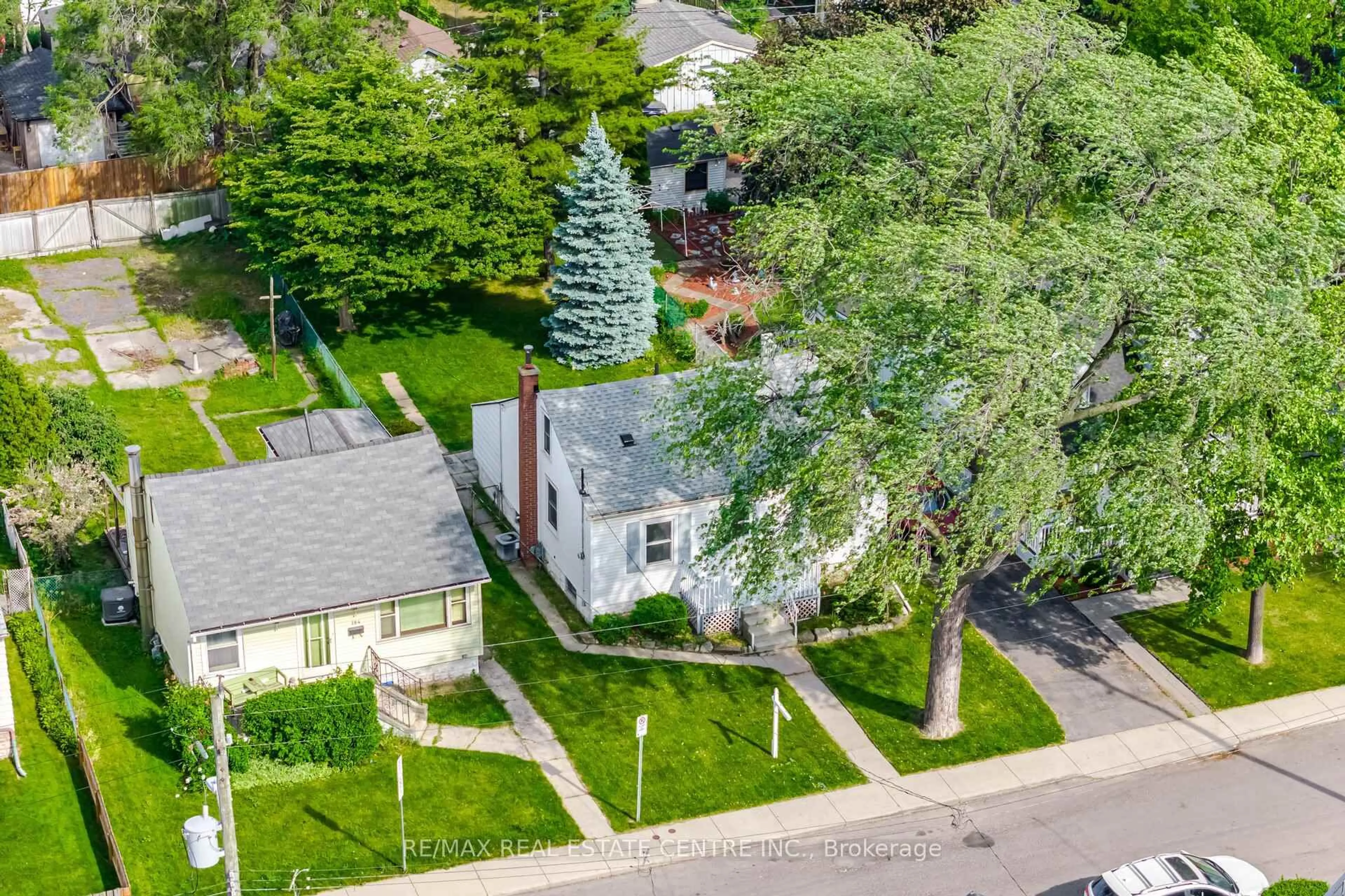 A pic from outside/outdoor area/front of a property/back of a property/a pic from drone, street for 180 Oak Ave, Hamilton Ontario L8L 5N1