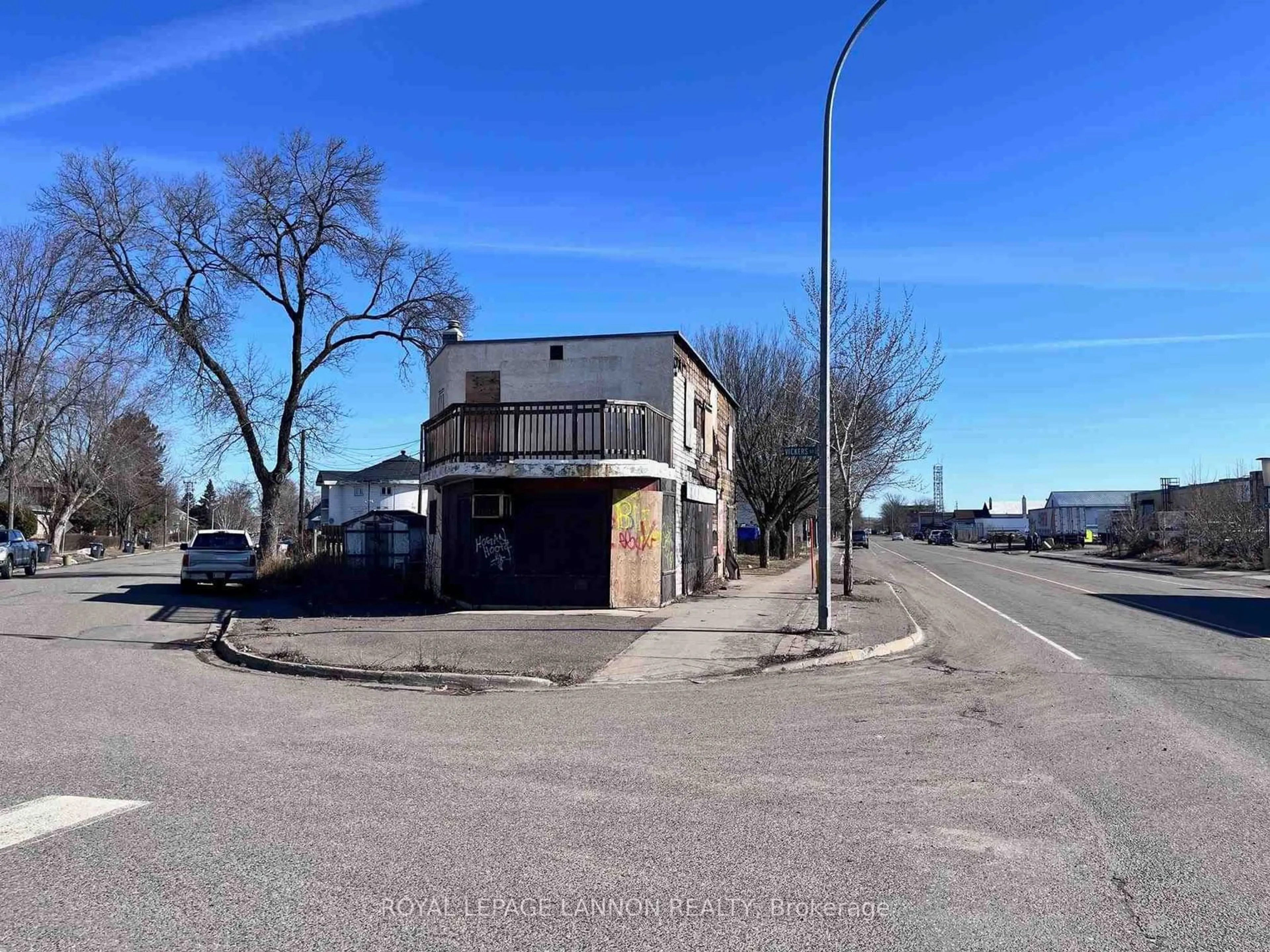 Unknown for 593 Syndicate Ave, Thunder Bay Ontario P7E 1E6