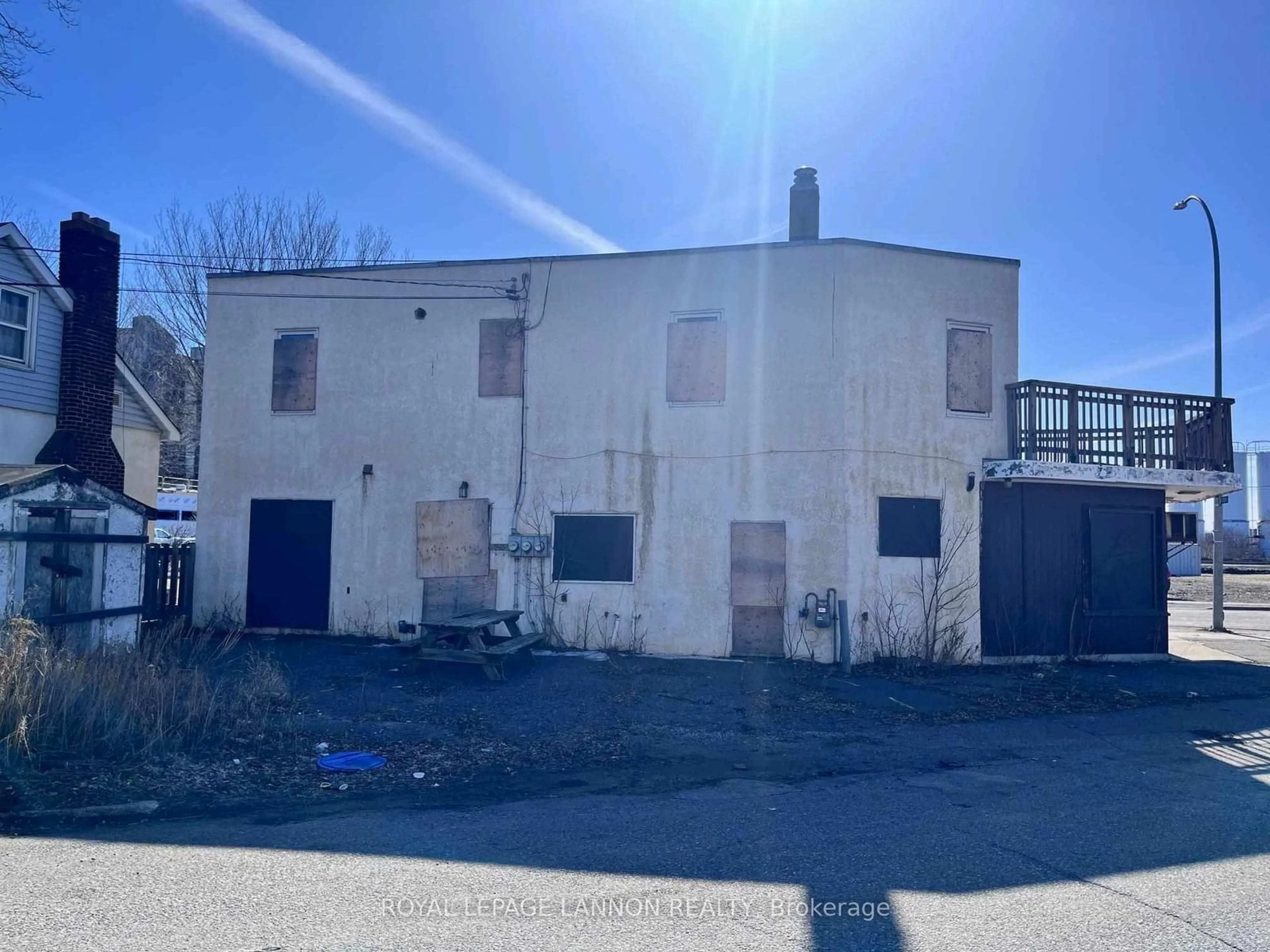 Unknown for 593 Syndicate Ave, Thunder Bay Ontario P7E 1E6