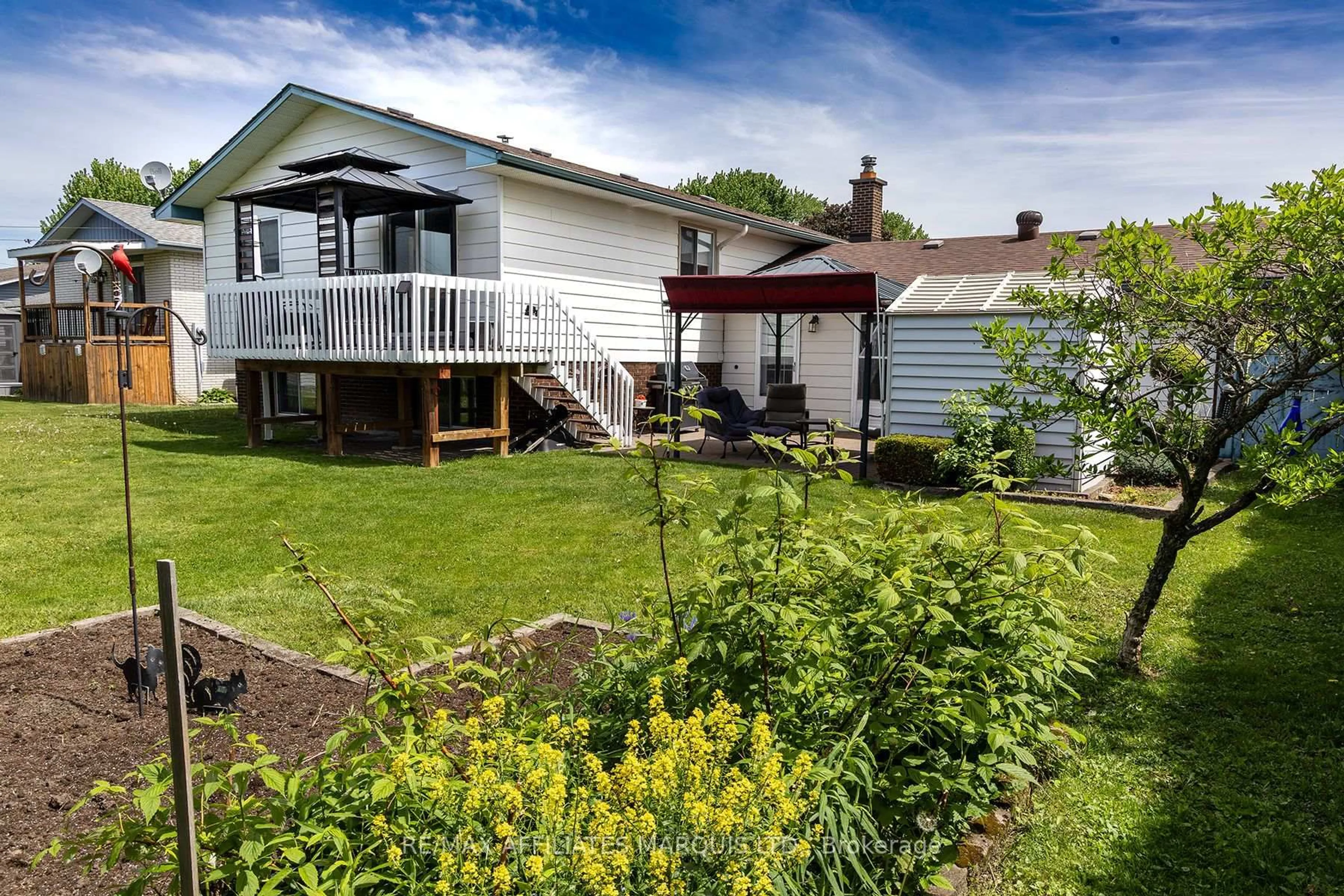 A pic from outside/outdoor area/front of a property/back of a property/a pic from drone, street for 18 Westwinds Dr, South Dundas Ontario K0C 1X0