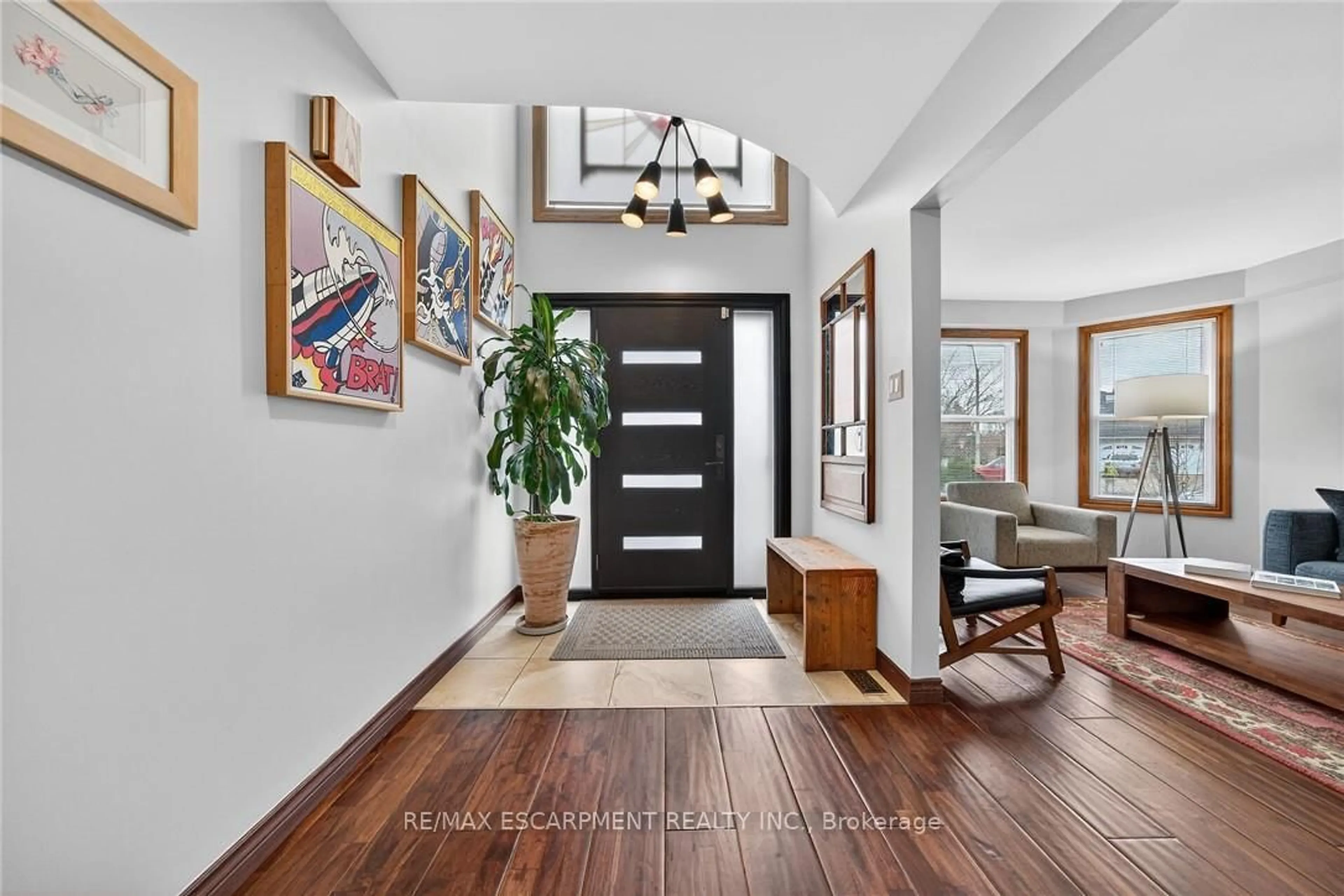 Indoor entryway for 6 Regal Dr, Hamilton Ontario L8W 2P4