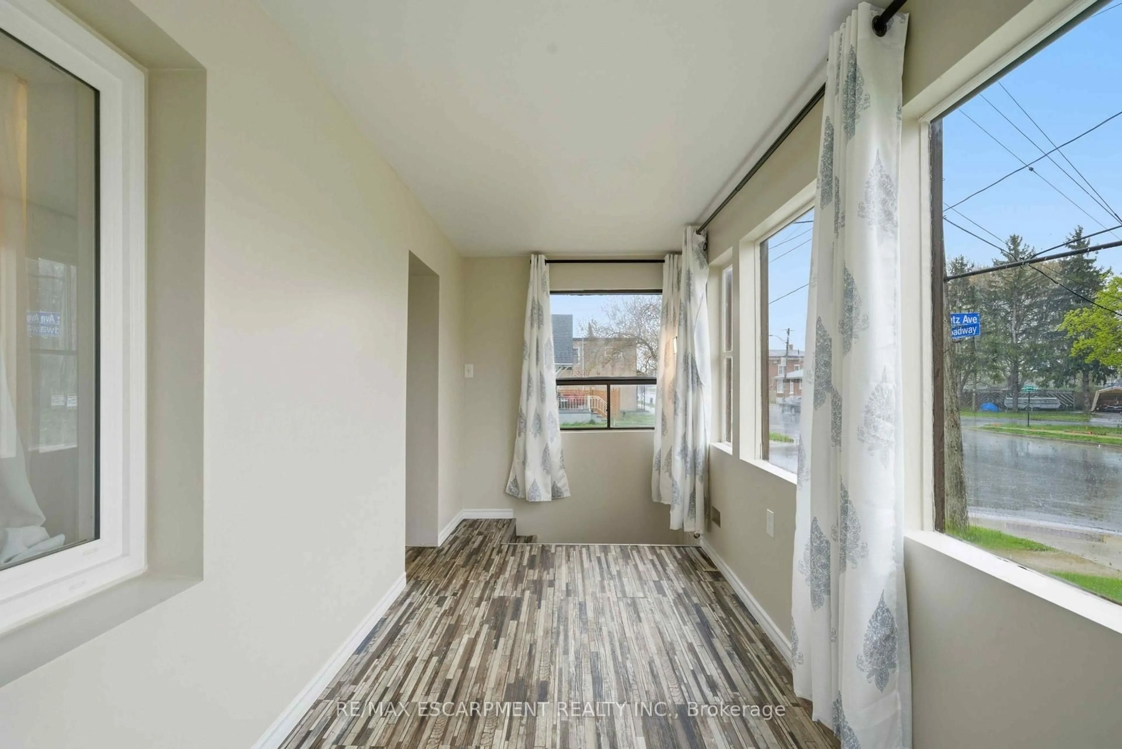 A pic of a room for 107 Broadway St, Welland Ontario L3C 5L6