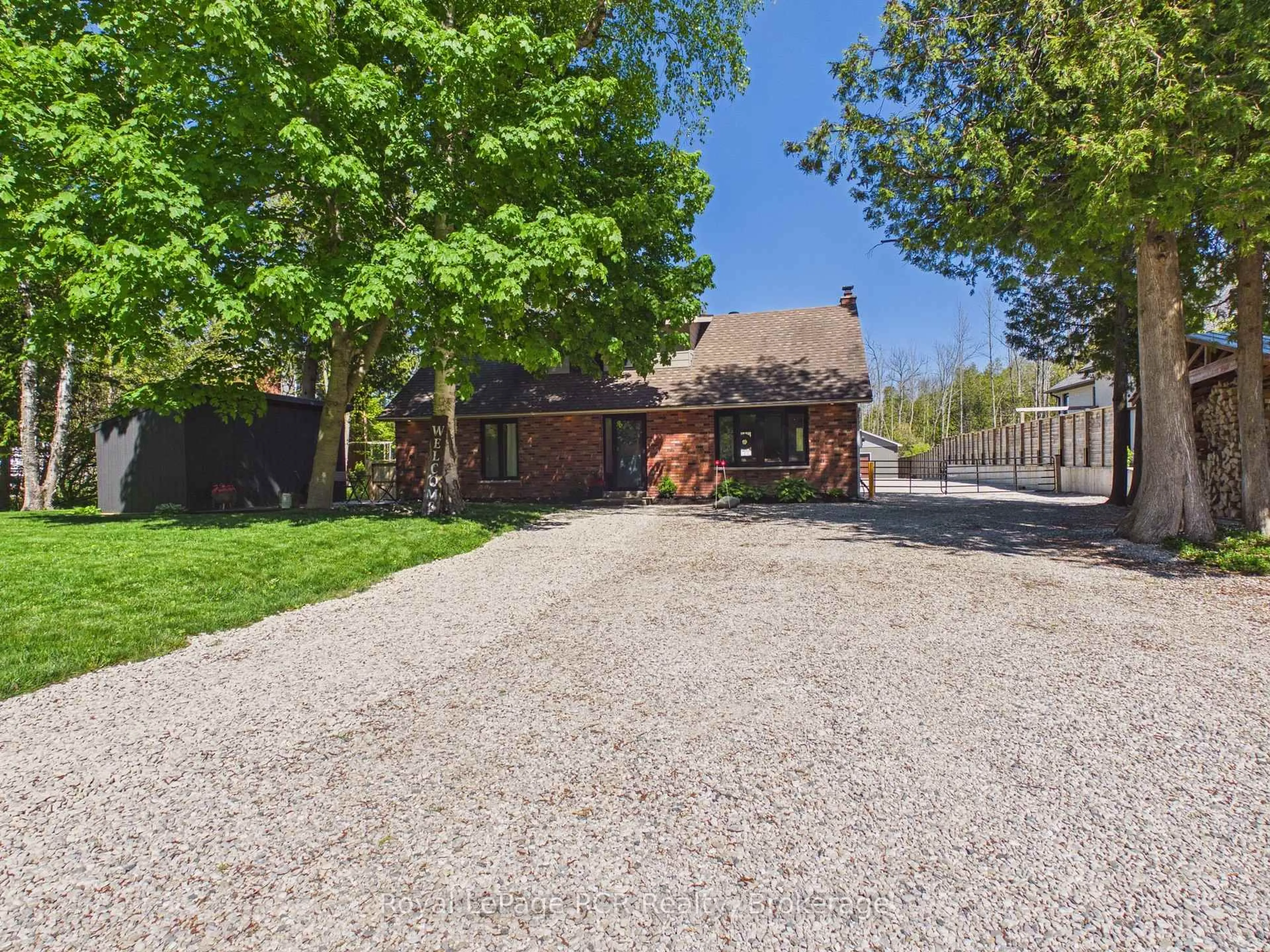 A pic from outside/outdoor area/front of a property/back of a property/a pic from drone, street for 299 Victoria St, Kincardine Ontario N0G 2T0