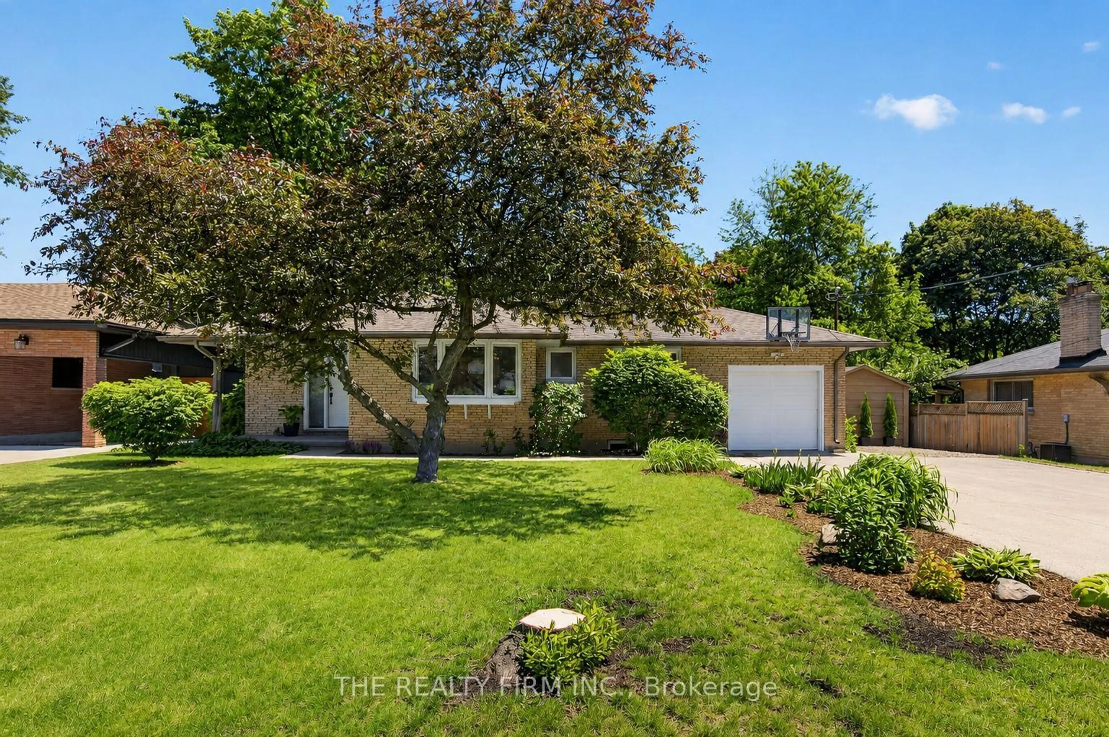 A pic from outside/outdoor area/front of a property/back of a property/a pic from drone, street for 493 Cypress Ave, London North Ontario N6H 3R4