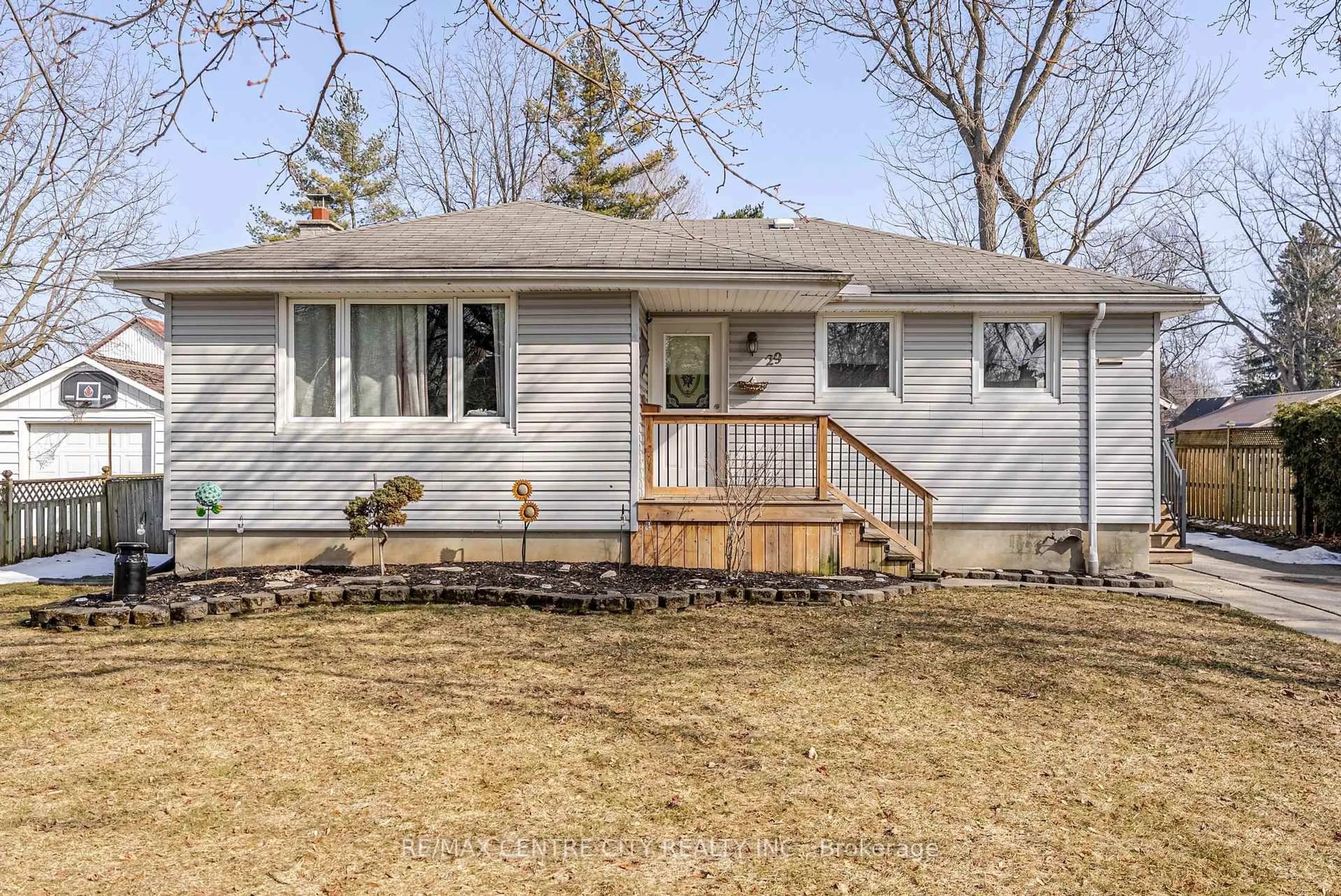 Home with vinyl exterior material, street for 29 York St, Aylmer Ontario N5H 2G8