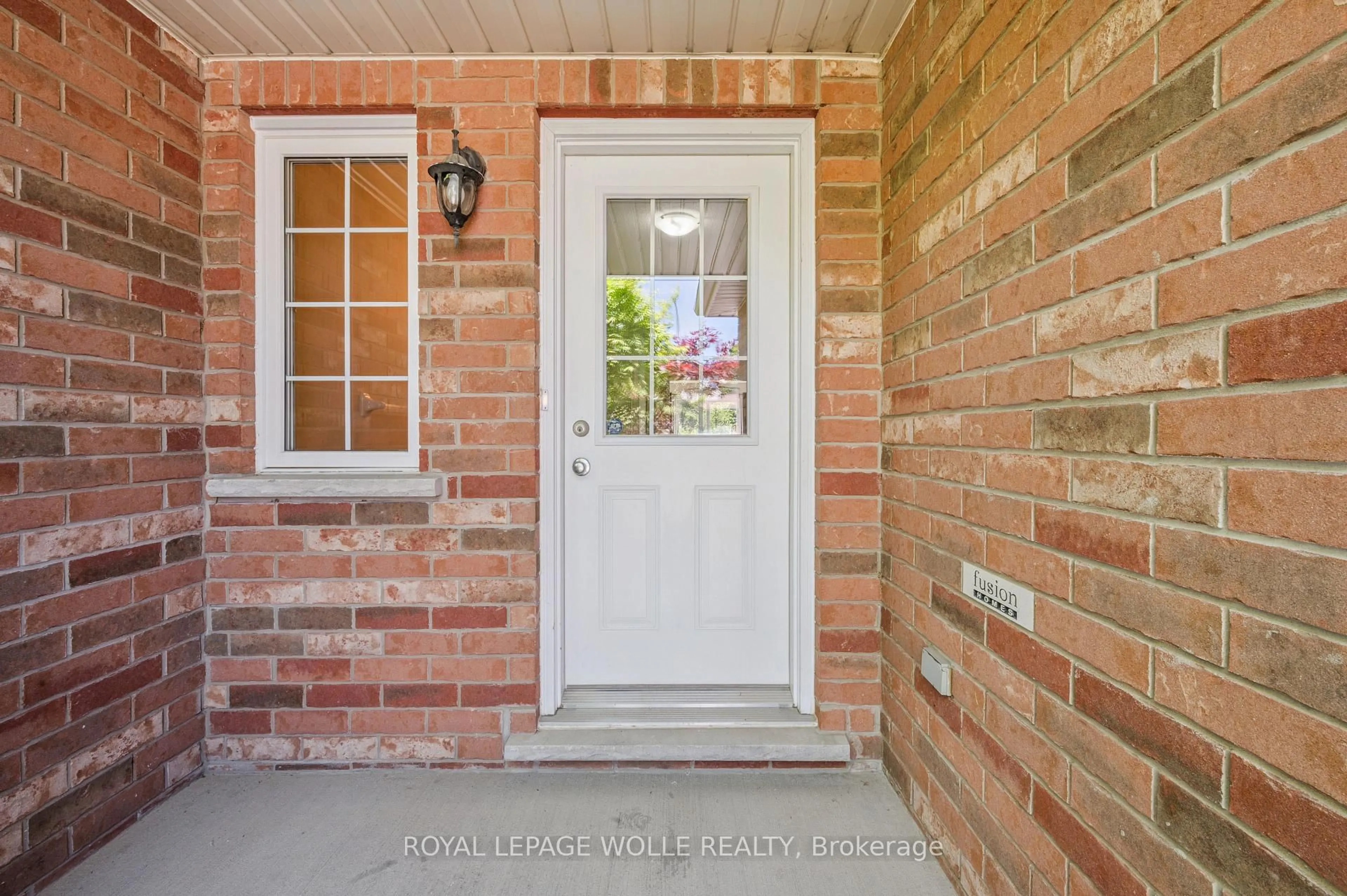Indoor entryway for 86 Upper Mercer St, Kitchener Ontario N2A 4N1