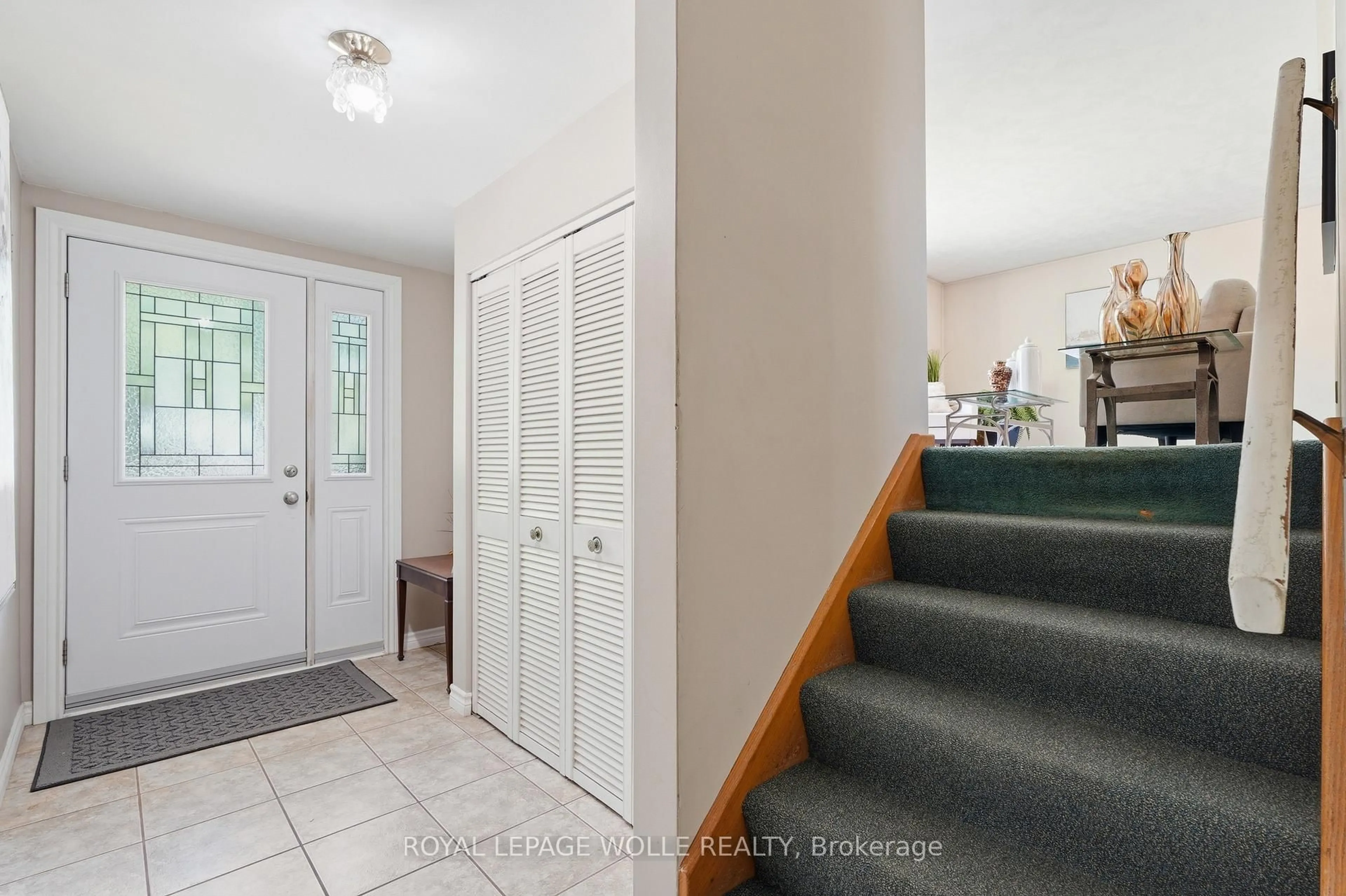 Indoor entryway for 4 Bradley Pl, Kitchener Ontario N2A 2B3