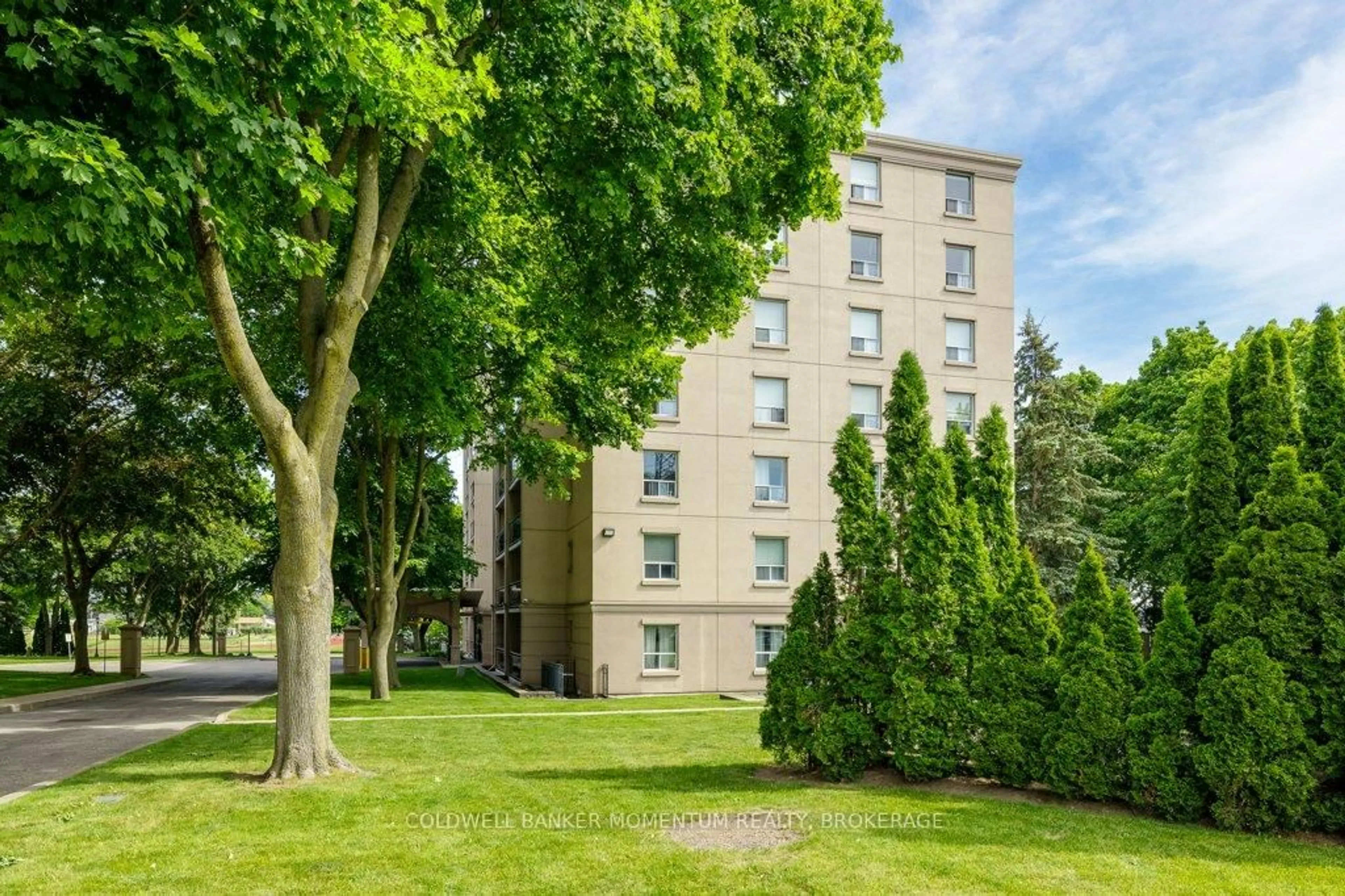 Patio, building for 6390 Huggins St #201, Niagara Falls Ontario L2J 1H1