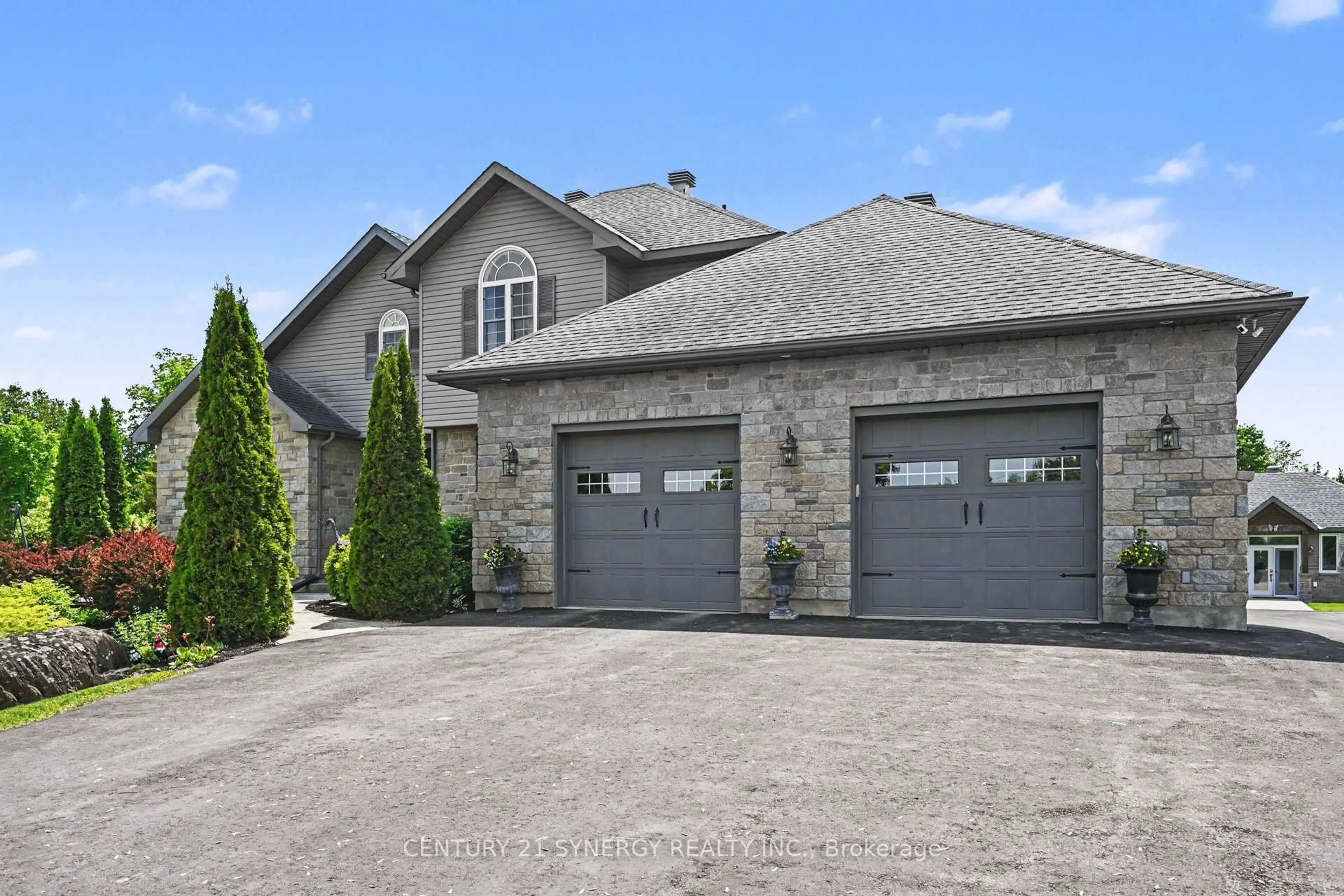 Indoor garage for 30 Basswood Cres, Rideau Lakes Ontario K7A 0C8
