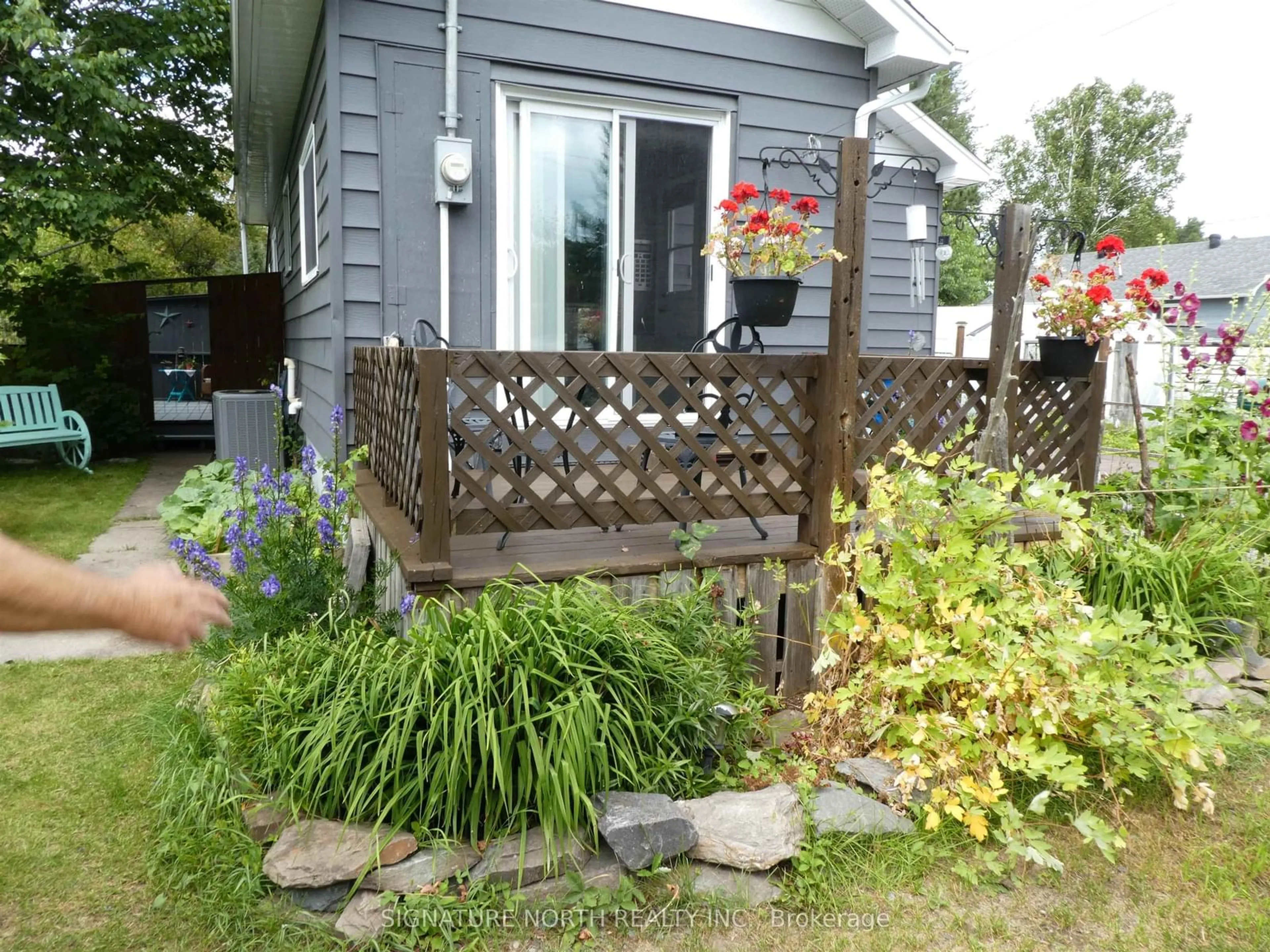 Patio, street for 337 Garnet Dr, Greenstone Ontario P0T 1G0