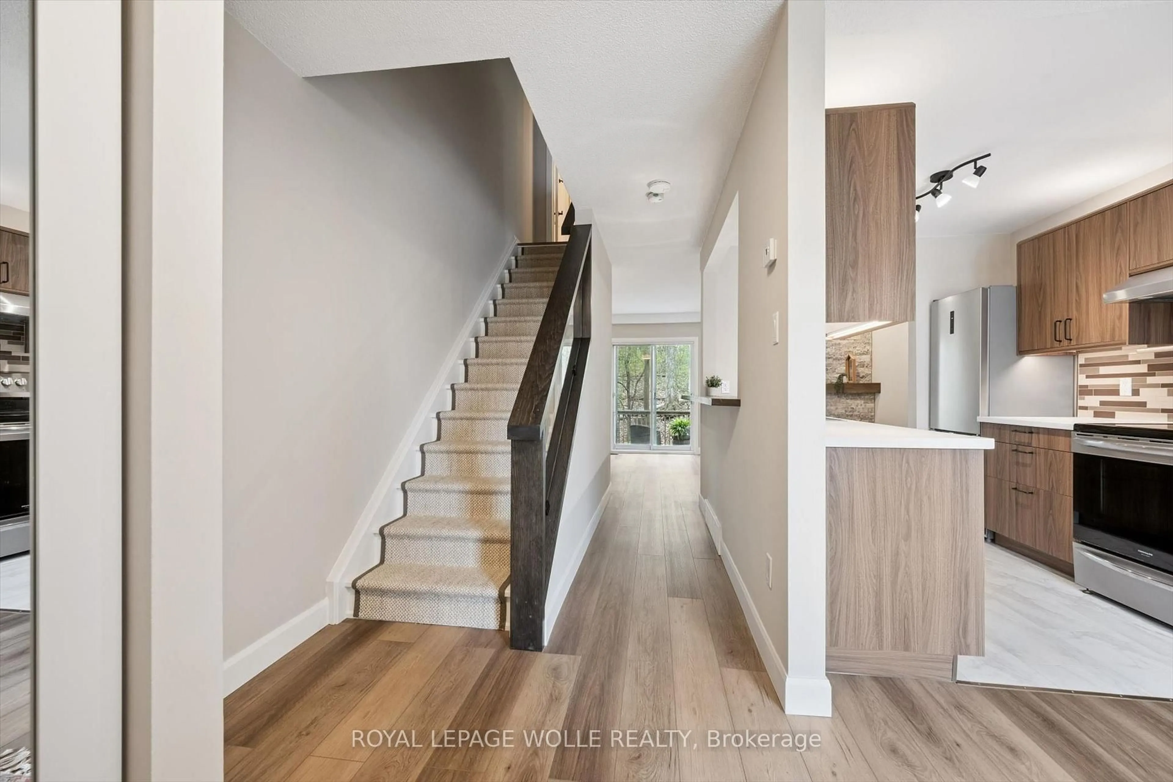 Indoor entryway for 219 Kingswood Dr #26, Kitchener Ontario N2E 3J4