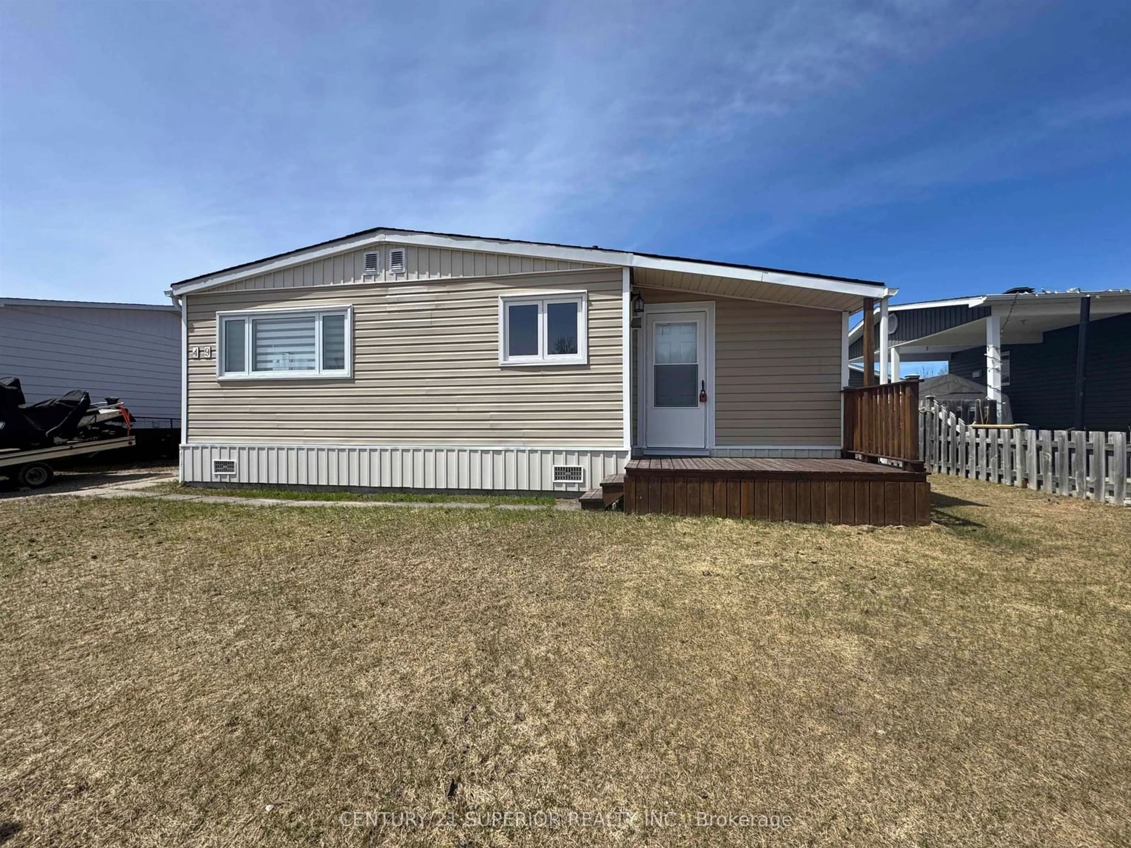 Home with vinyl exterior material, unknown for 49 Otter Ave, Manitouwadge Ontario P0T 2C0