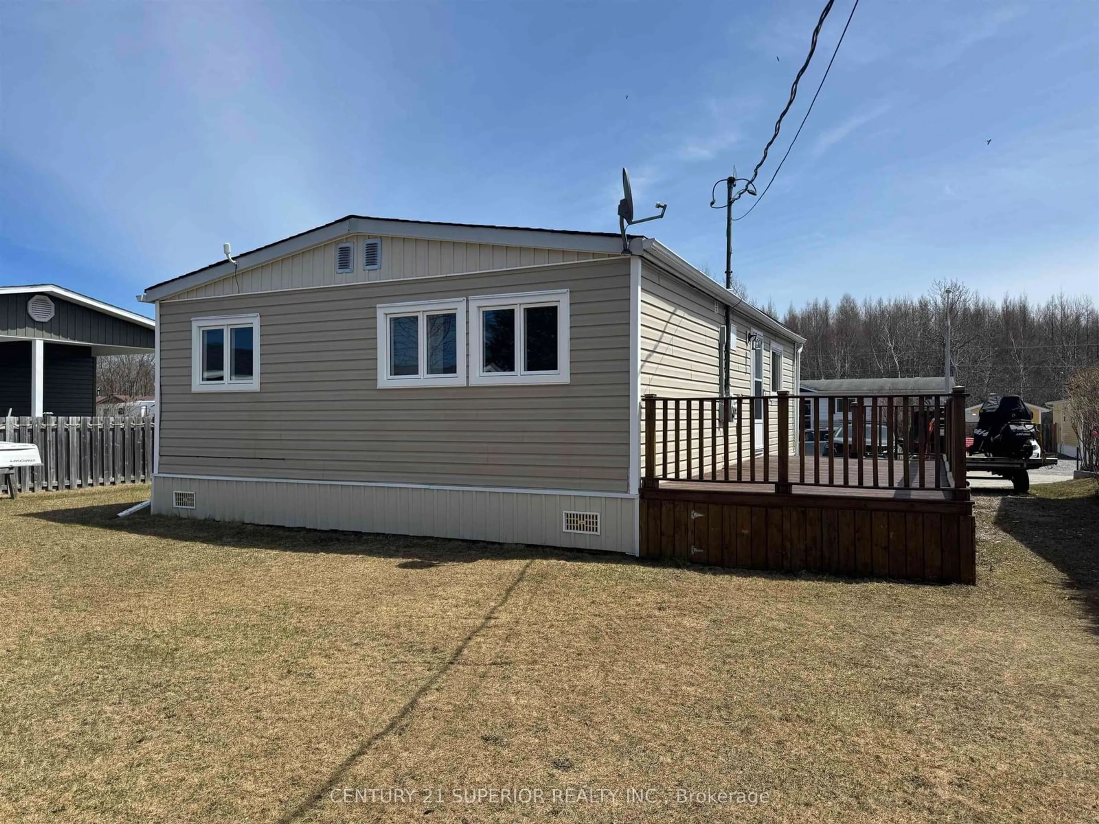 Home with vinyl exterior material, unknown for 49 Otter Ave, Manitouwadge Ontario P0T 2C0