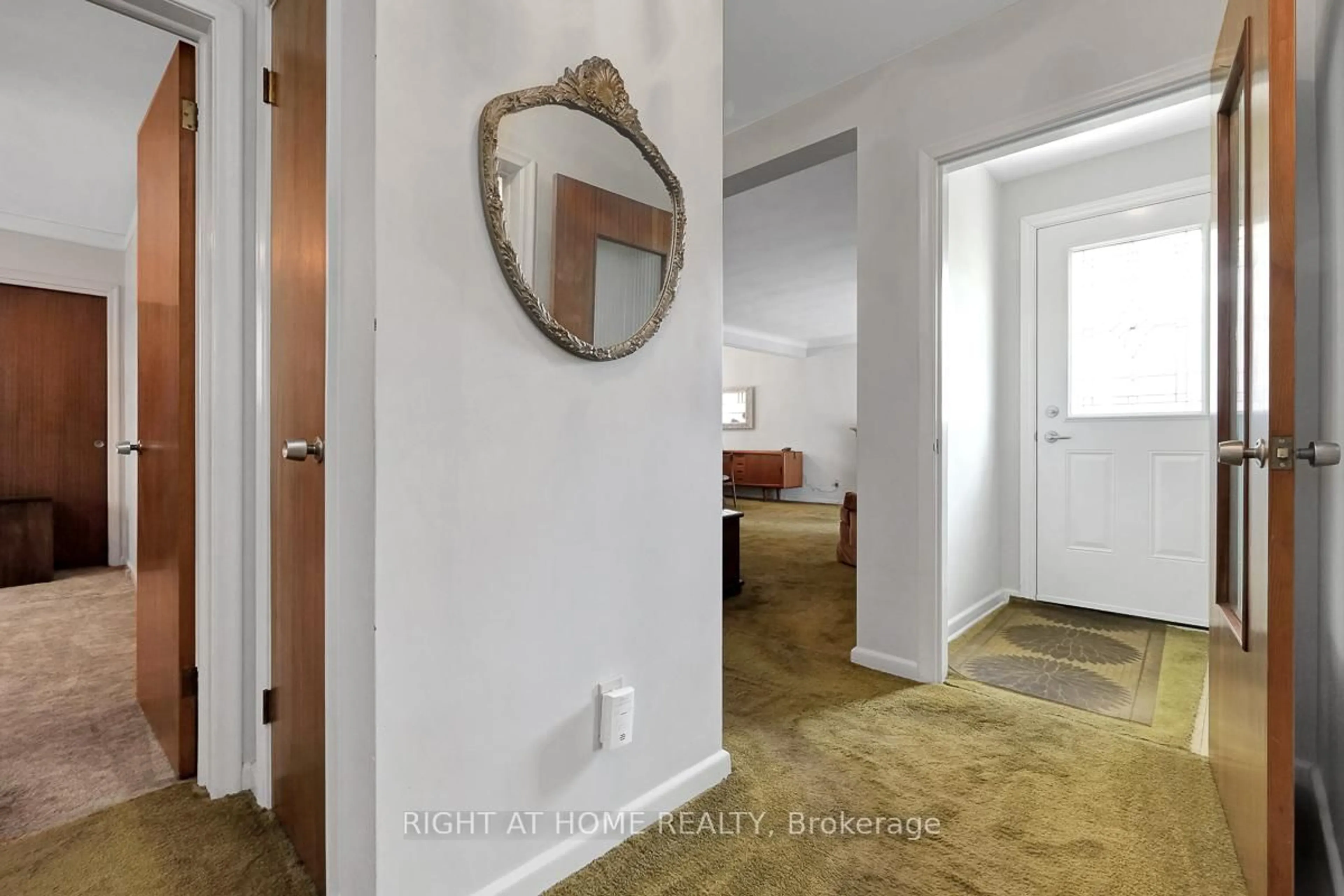 Indoor entryway for 955 Alpine Ave, Ottawa Ontario K2B 5R9