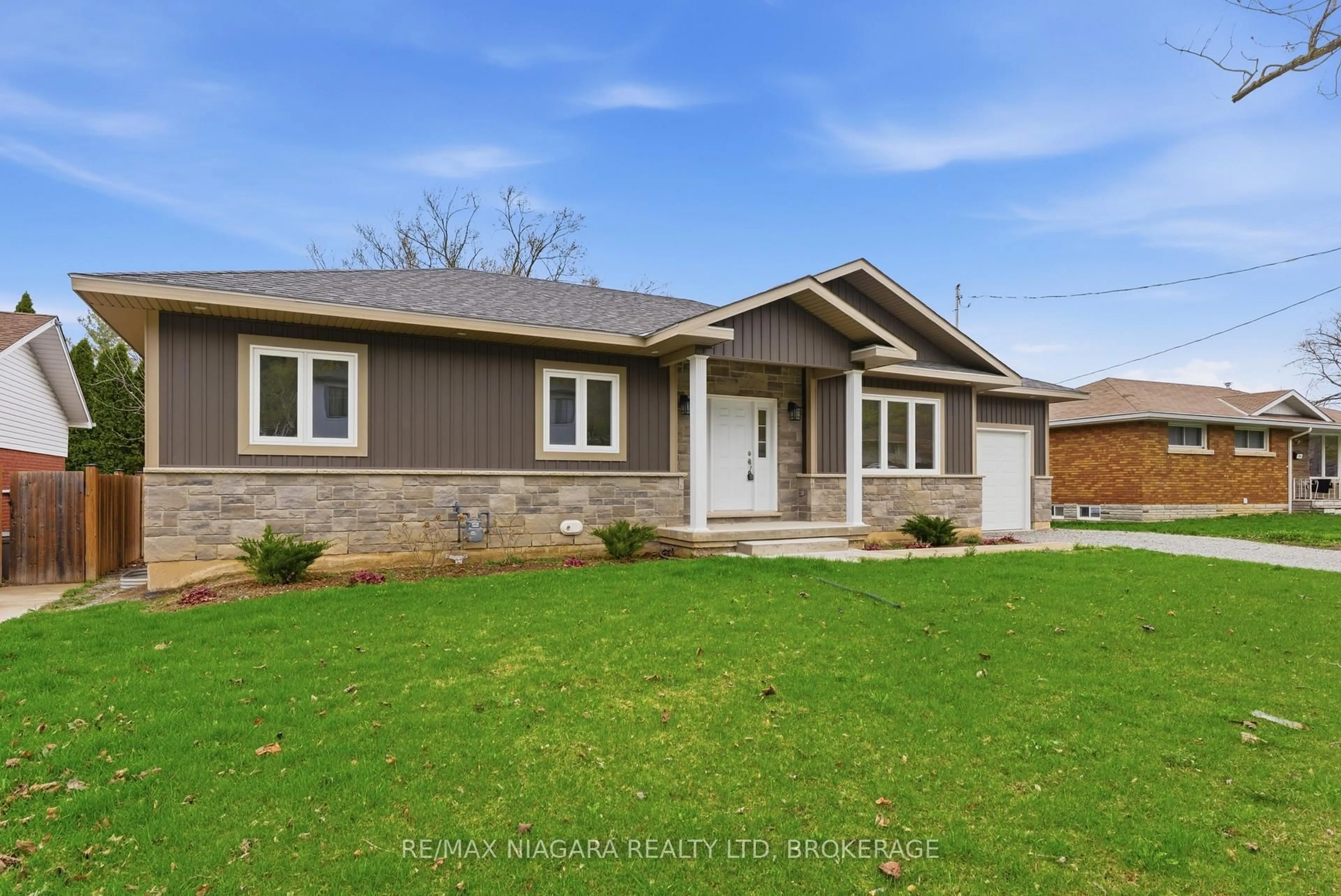 Home with vinyl exterior material, street for 17 GLENBARR Rd, St. Catharines Ontario L2T 1Y2