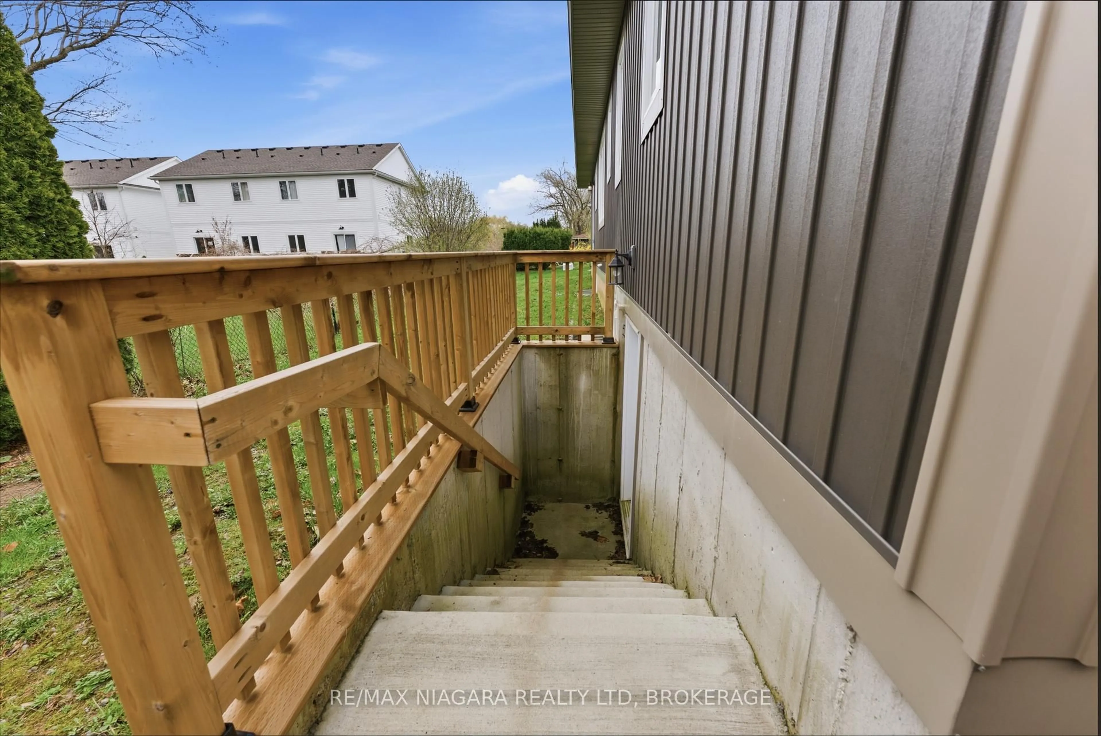 Unknown for 17 GLENBARR Rd, St. Catharines Ontario L2T 1Y2