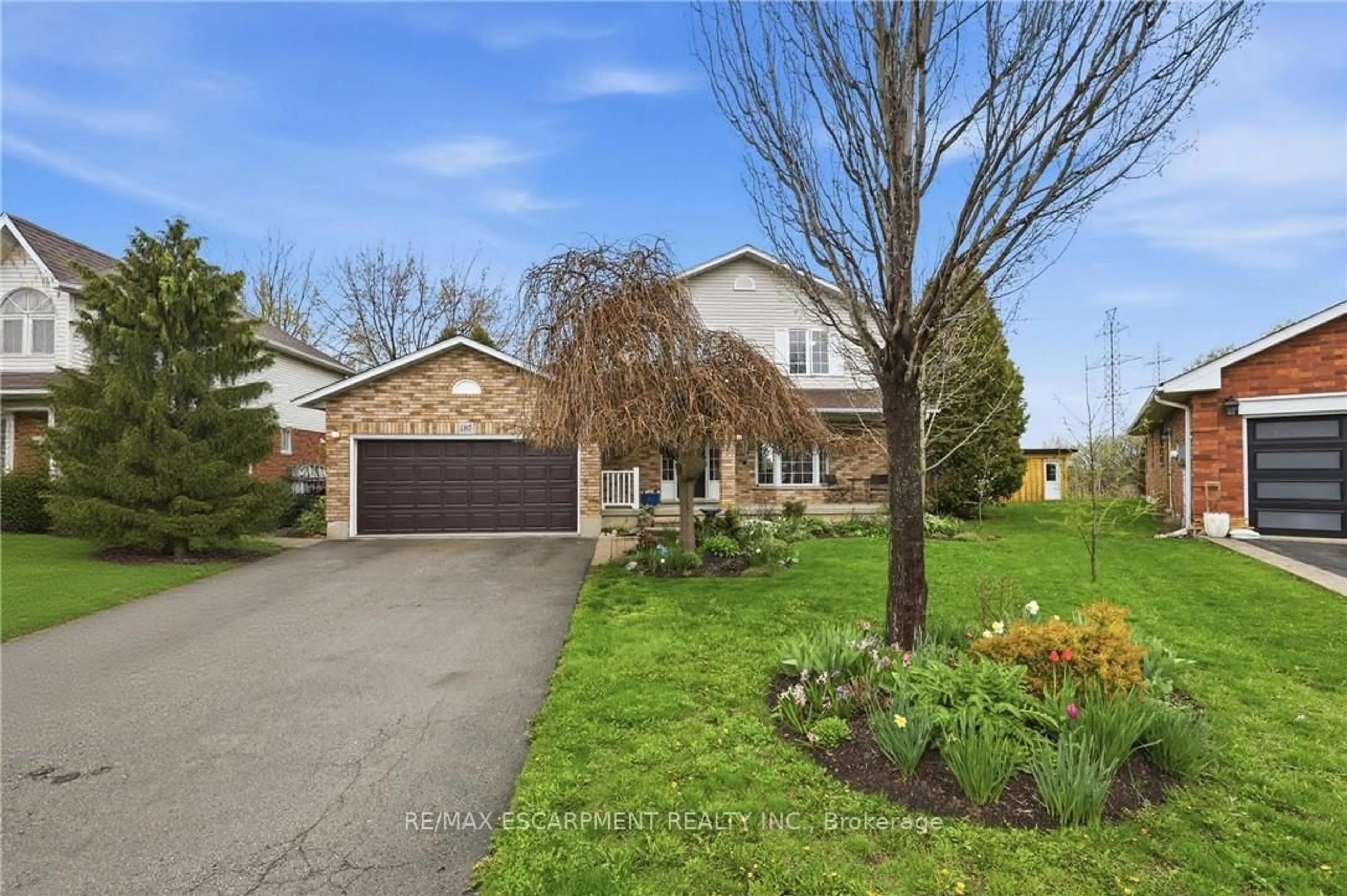 A pic from outside/outdoor area/front of a property/back of a property/a pic from drone, street for 187 ALDERLEA Ave, Hamilton Ontario L0R 1W0