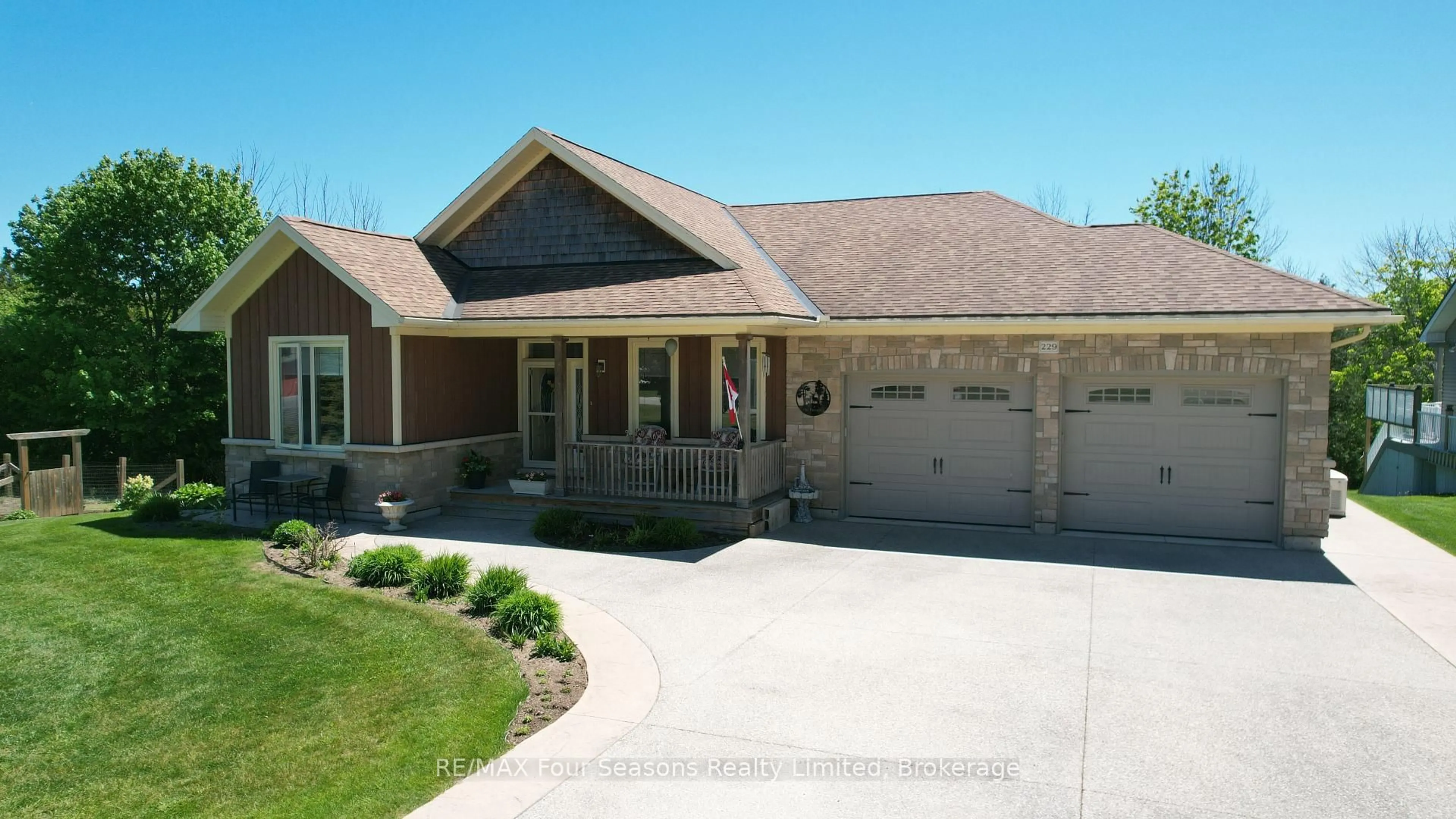 Home with vinyl exterior material, street for 229 S Rankin St, Saugeen Shores Ontario N0H 2L0