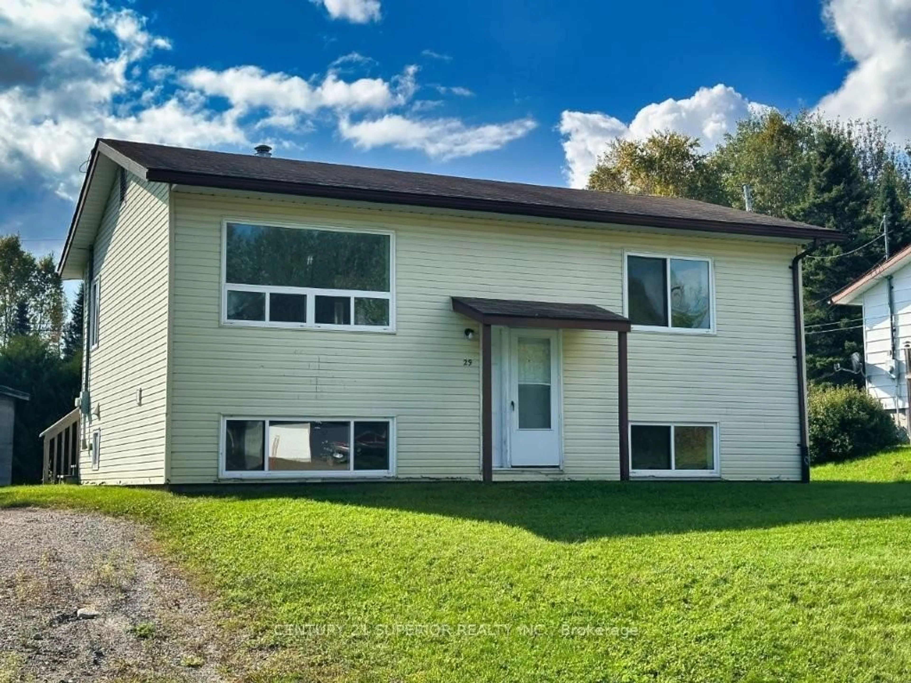 Home with vinyl exterior material, building for 29 Parkway Place, Terrace Bay Ontario P0T 2W0