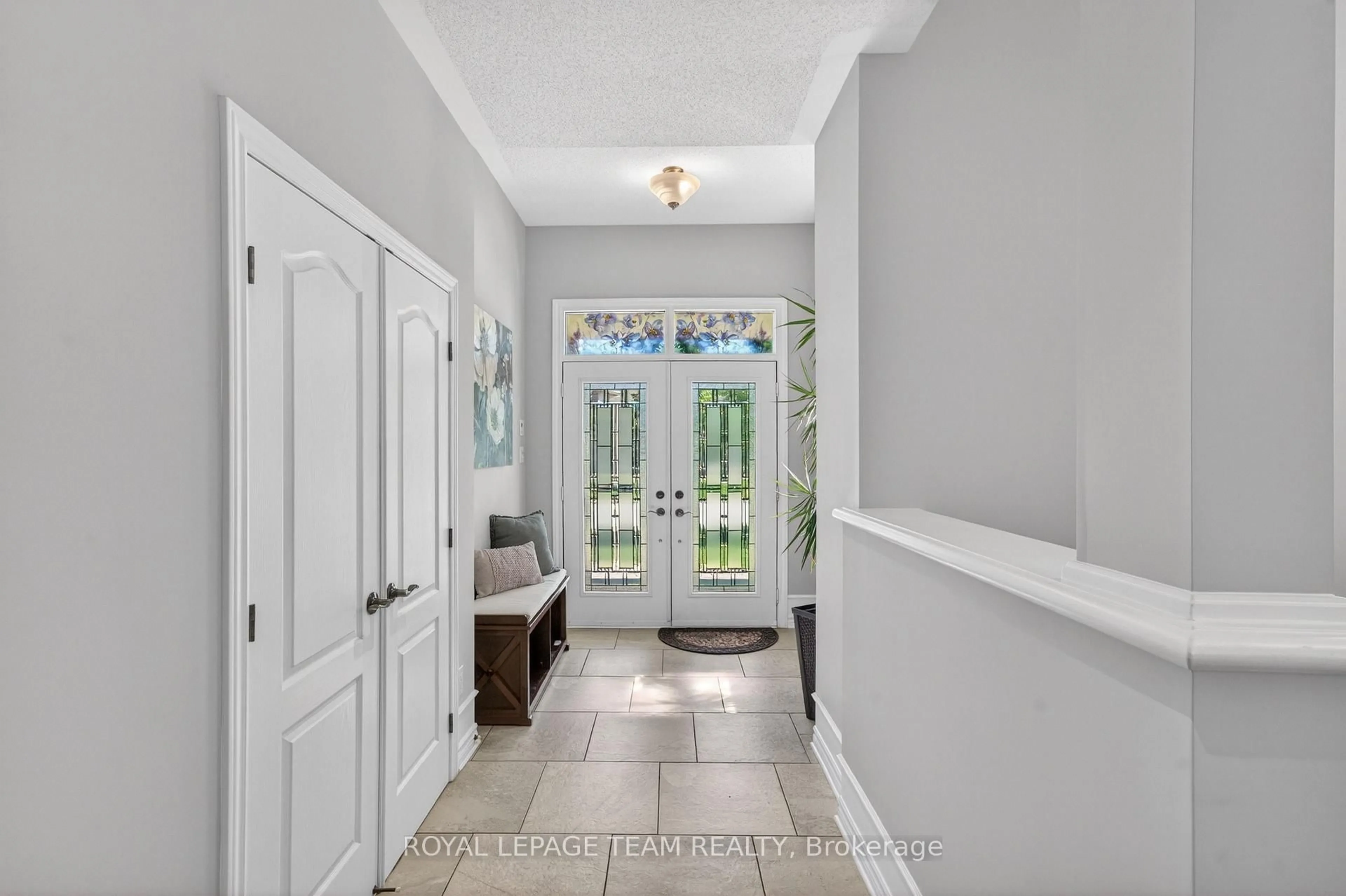 Indoor entryway for 51 Bridle Crest Crt, Ottawa Ontario K2M 0H5