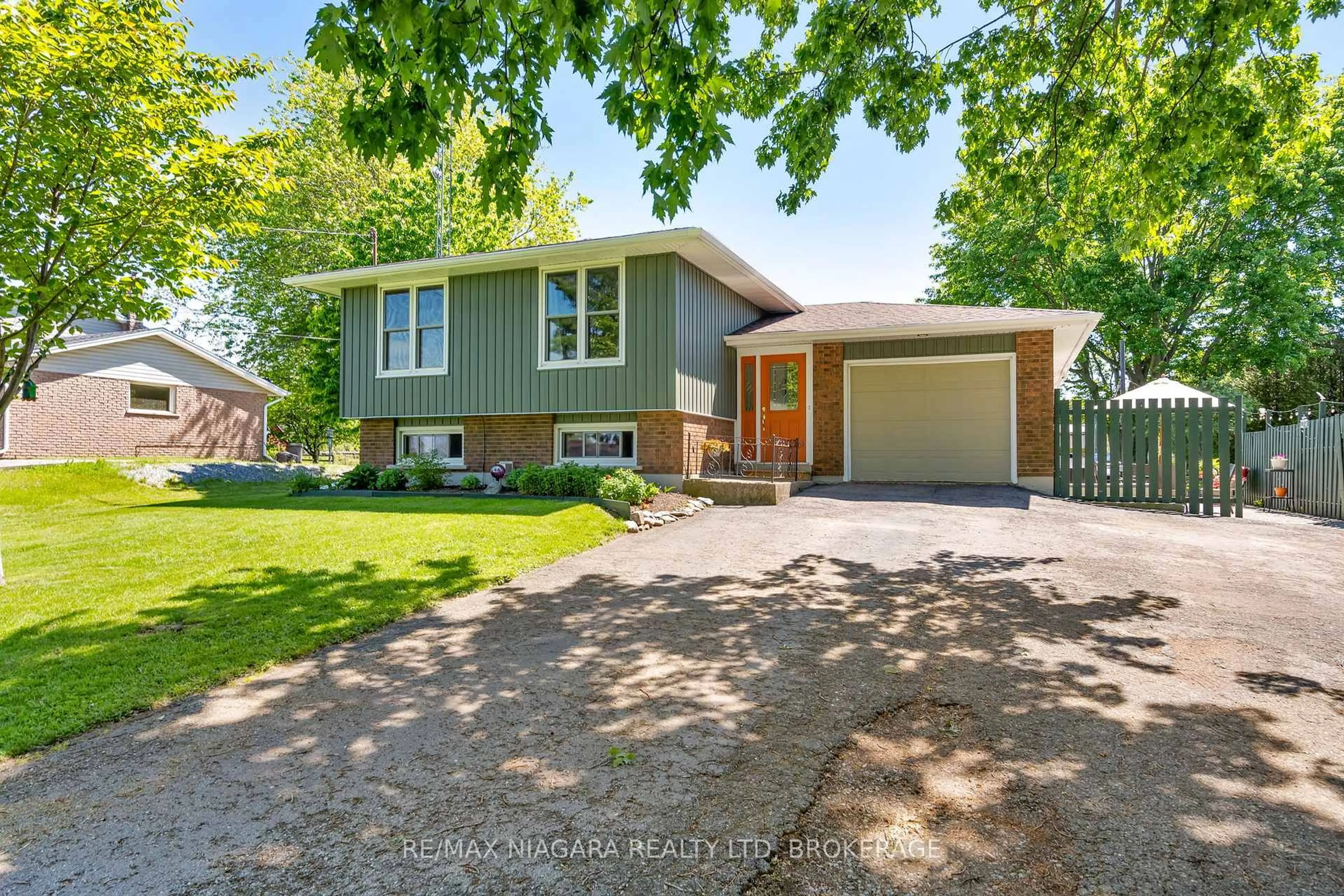 Home with vinyl exterior material, street for 11611 Burnaby Rd, Wainfleet Ontario L0S 1V0