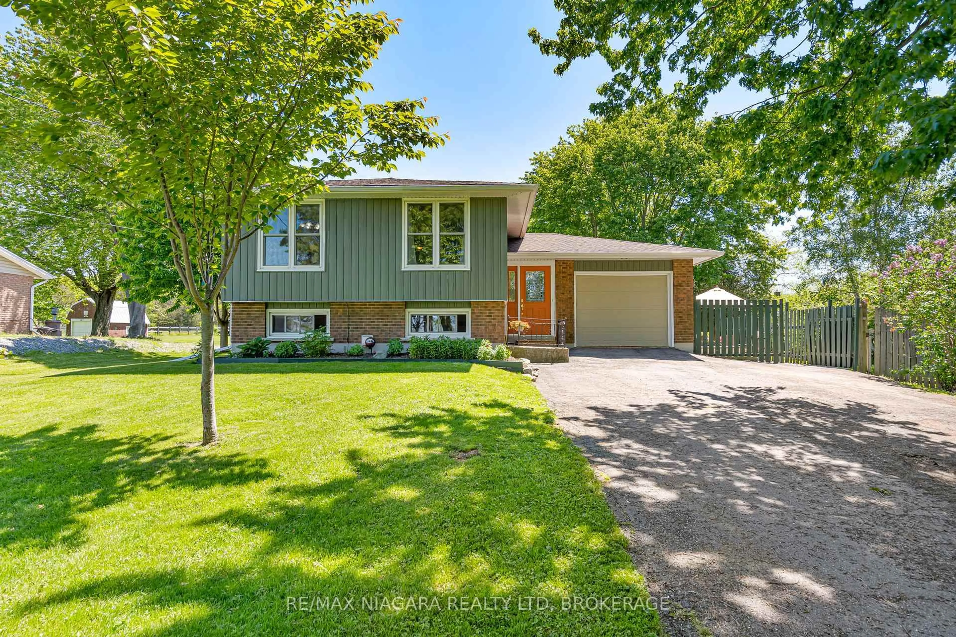 Home with vinyl exterior material, street for 11611 Burnaby Rd, Wainfleet Ontario L0S 1V0