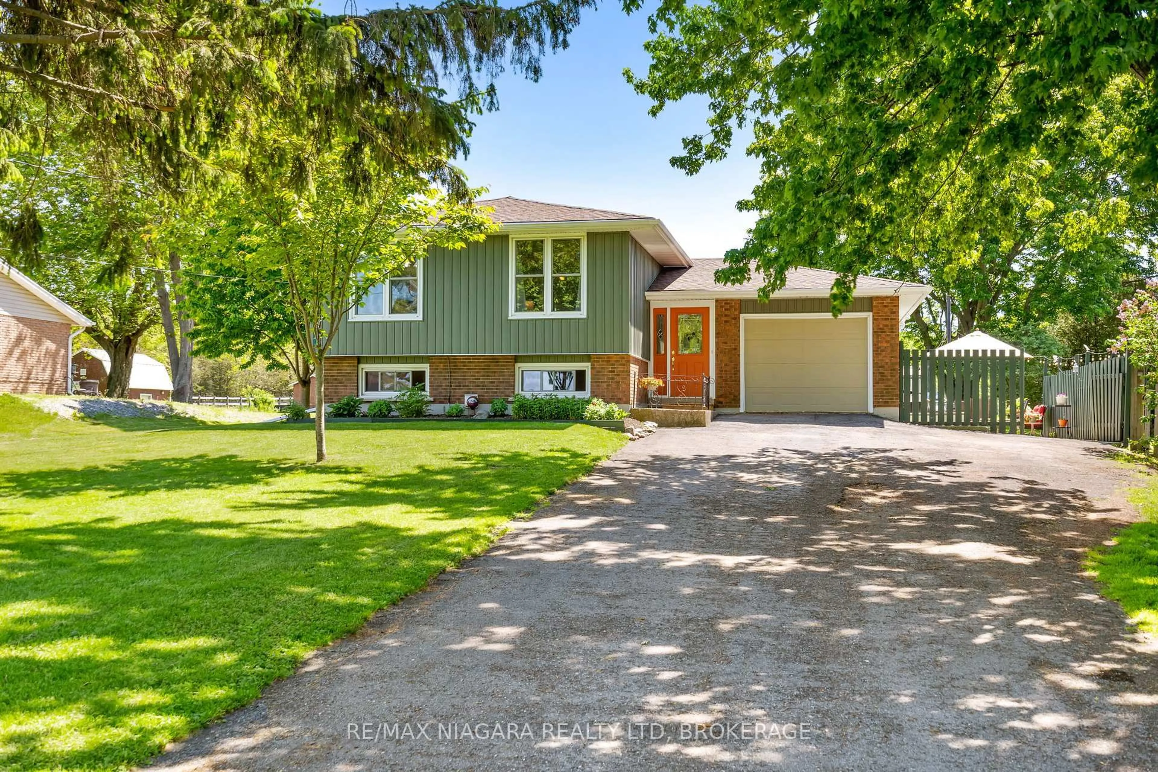 Home with vinyl exterior material, street for 11611 Burnaby Rd, Wainfleet Ontario L0S 1V0