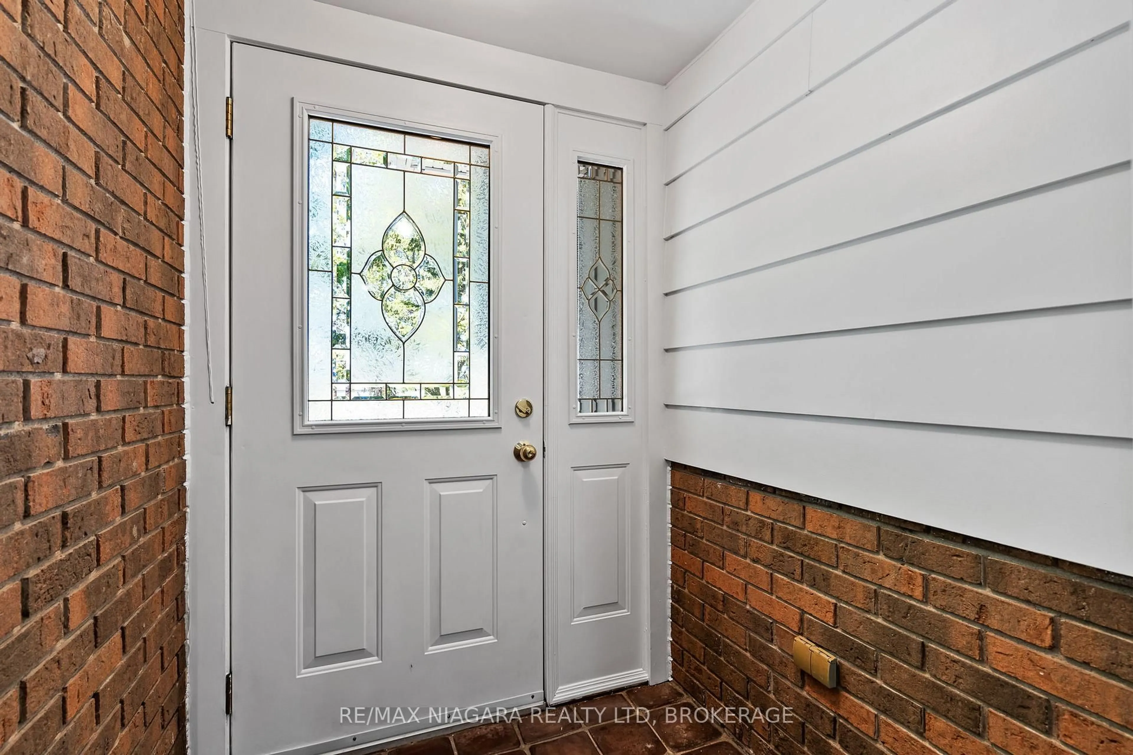 Indoor entryway for 11611 Burnaby Rd, Wainfleet Ontario L0S 1V0