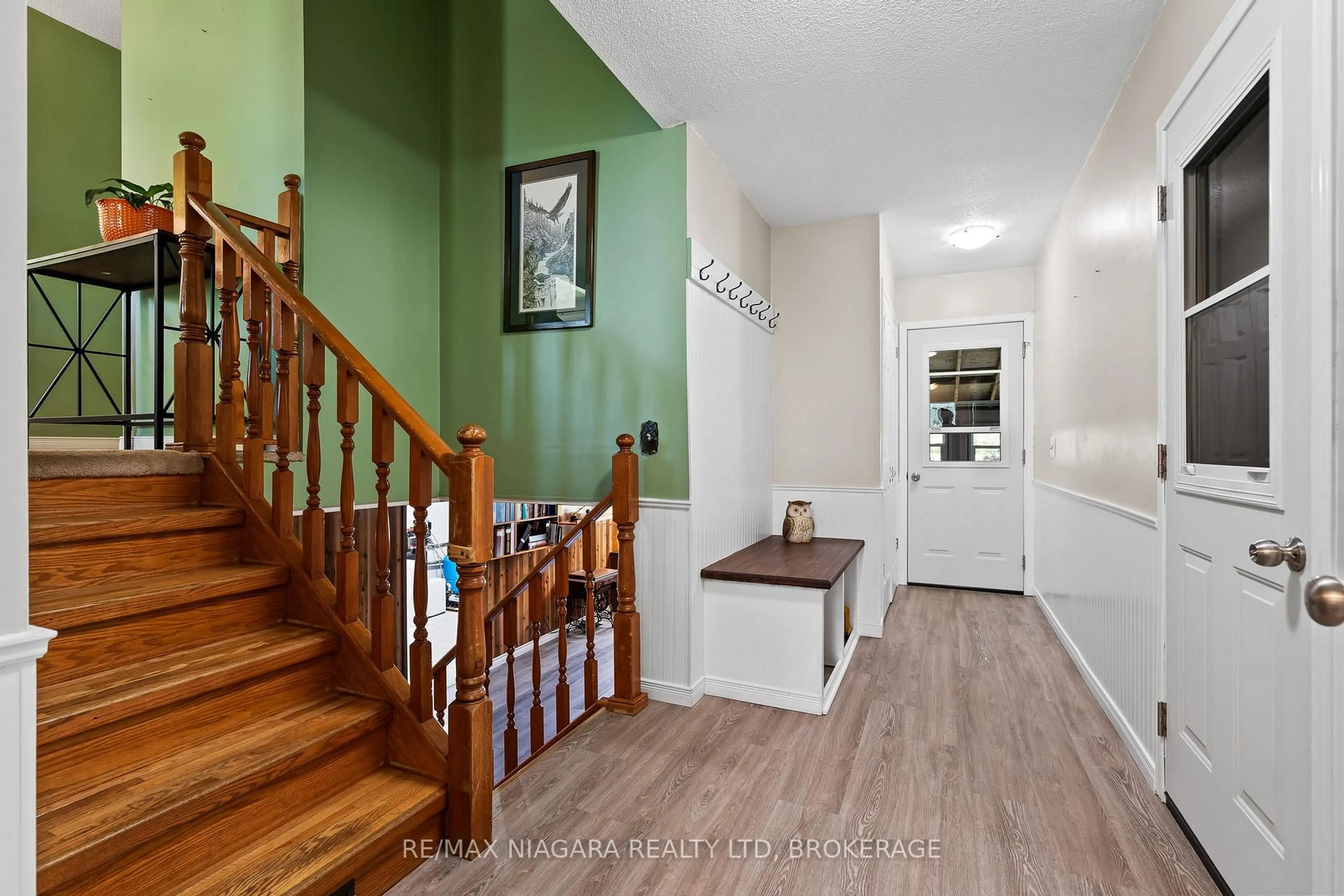Indoor entryway for 11611 Burnaby Rd, Wainfleet Ontario L0S 1V0