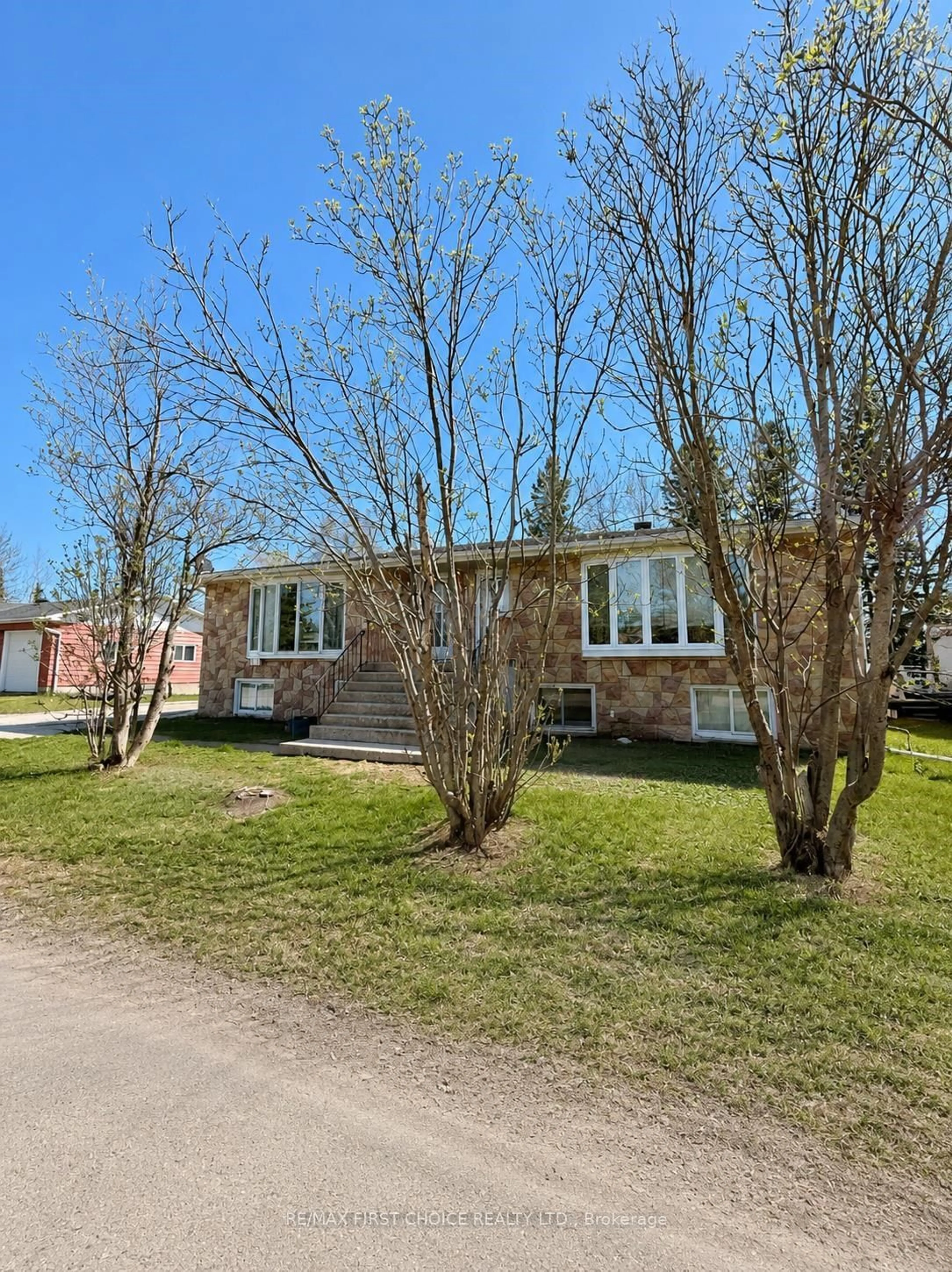A pic from outside/outdoor area/front of a property/back of a property/a pic from drone, street for 113 Cedar Cres, Greenstone Ontario P0T 2A0