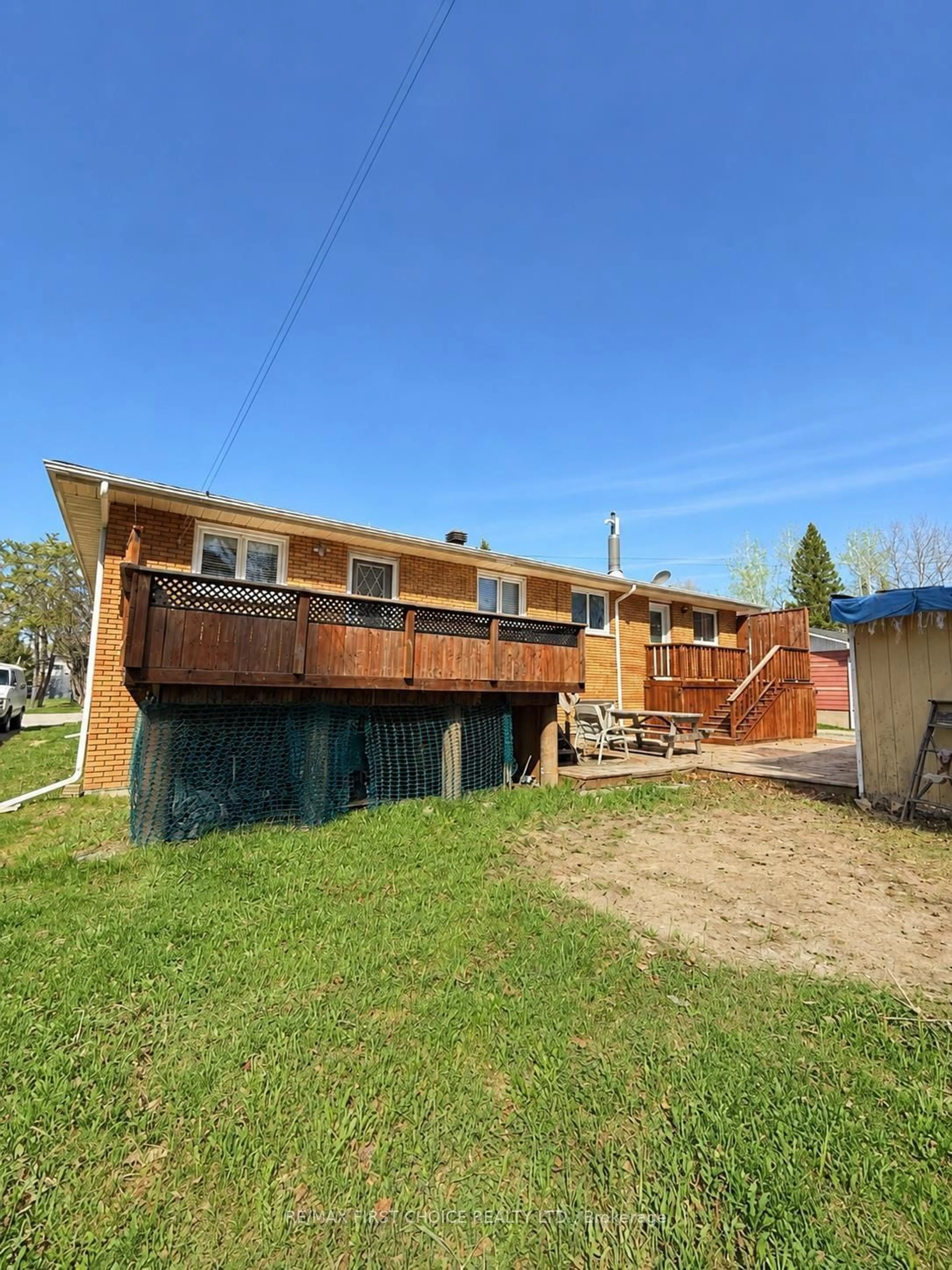 A pic from outside/outdoor area/front of a property/back of a property/a pic from drone, building for 113 Cedar Cres, Greenstone Ontario P0T 2A0