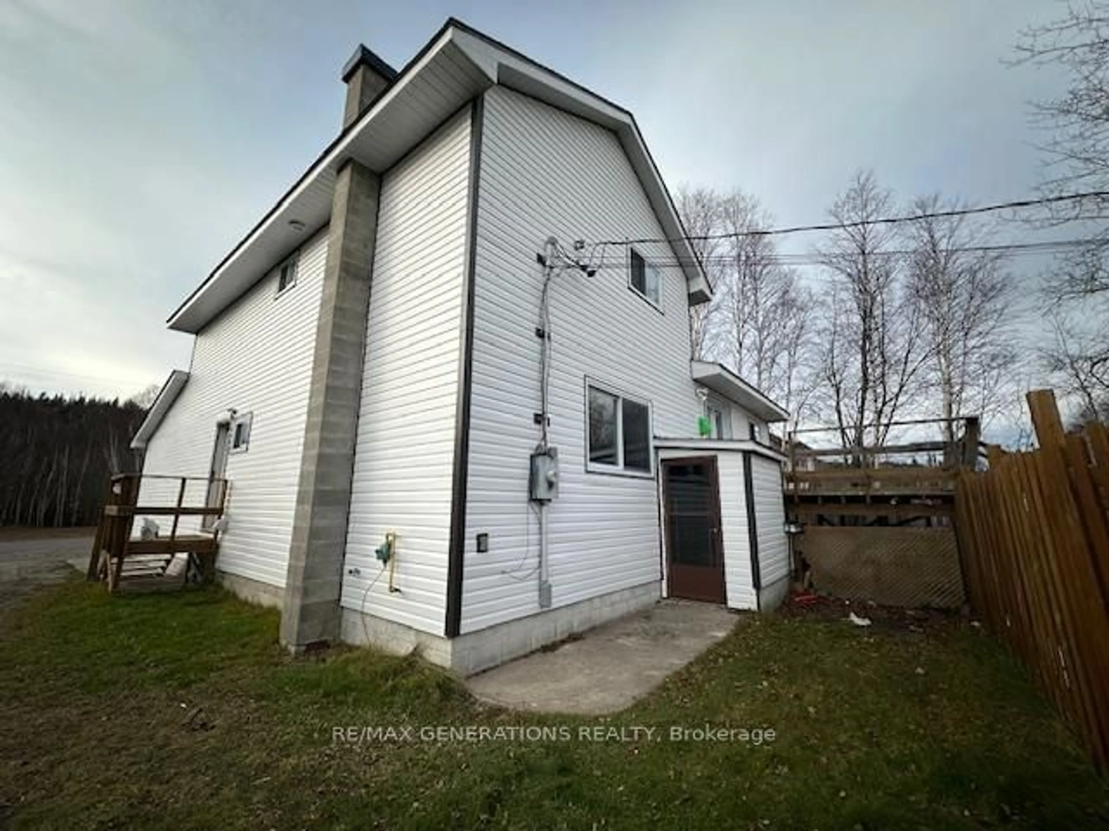 A pic from outside/outdoor area/front of a property/back of a property/a pic from drone, building for 113 Centennial Dr, Schreiber Ontario P0T 2S0