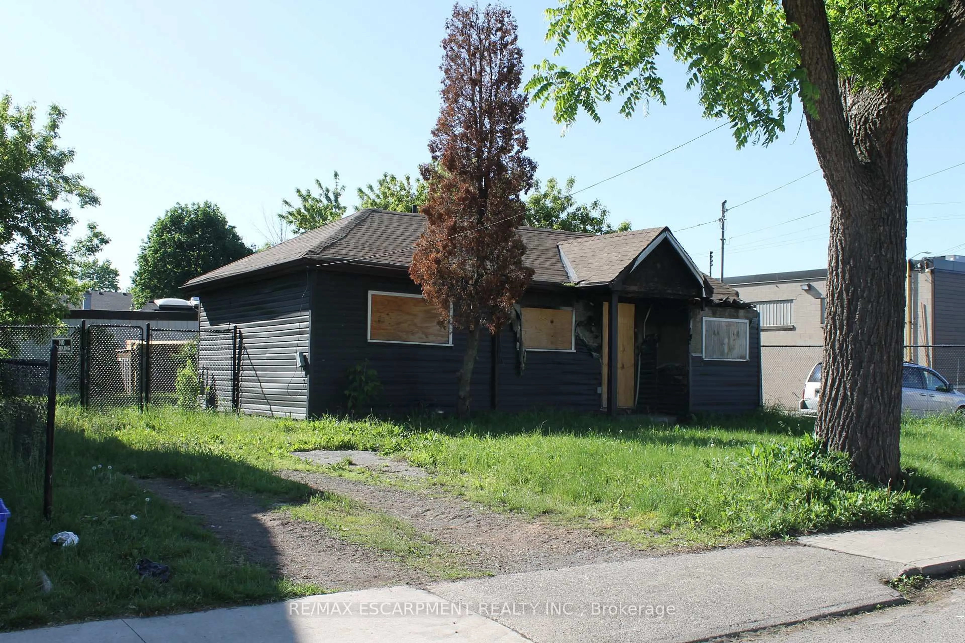 Shed for 127 Robins Ave, Hamilton Ontario L8H 4N5