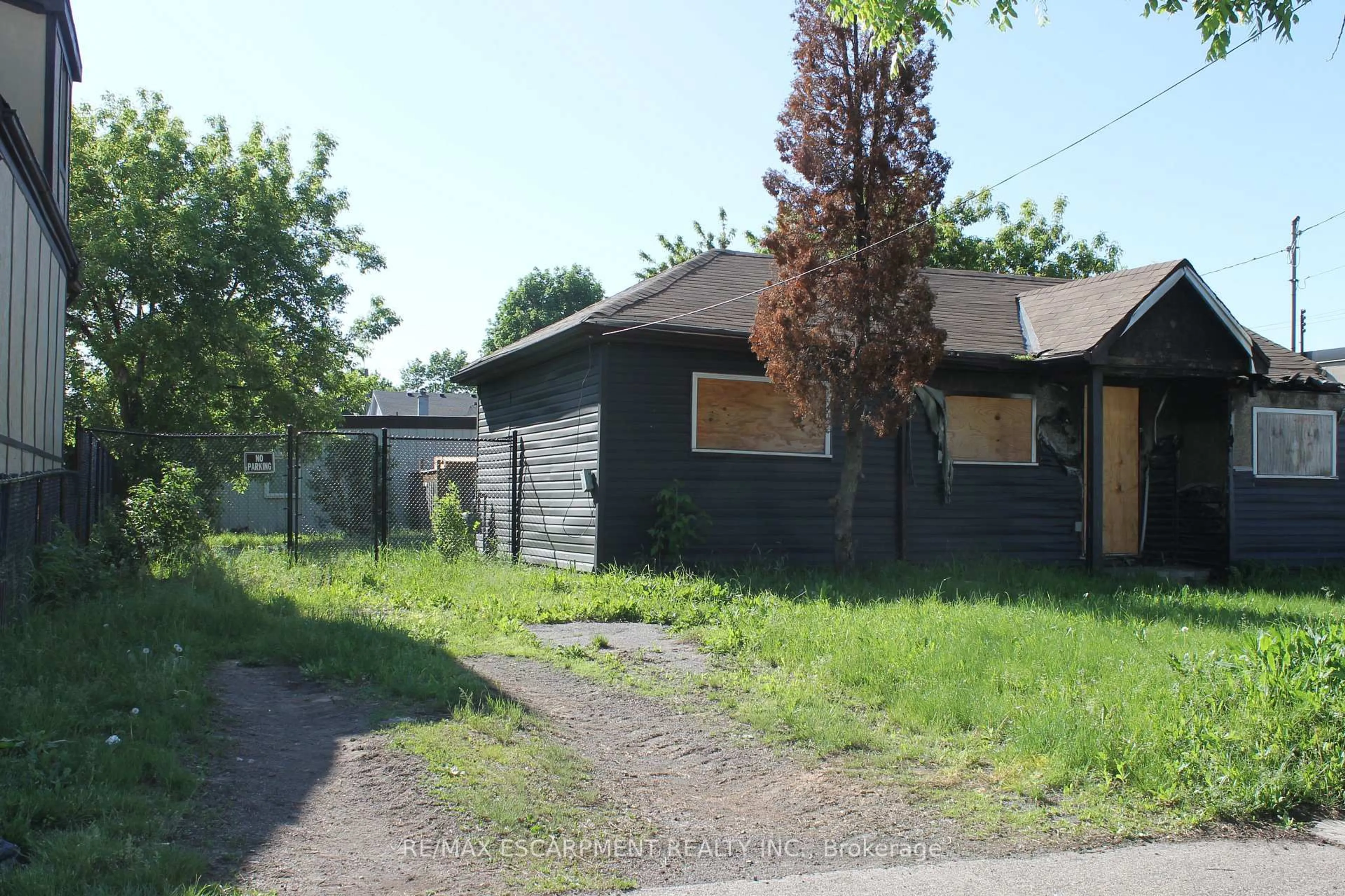 Shed for 127 Robins Ave, Hamilton Ontario L8H 4N5