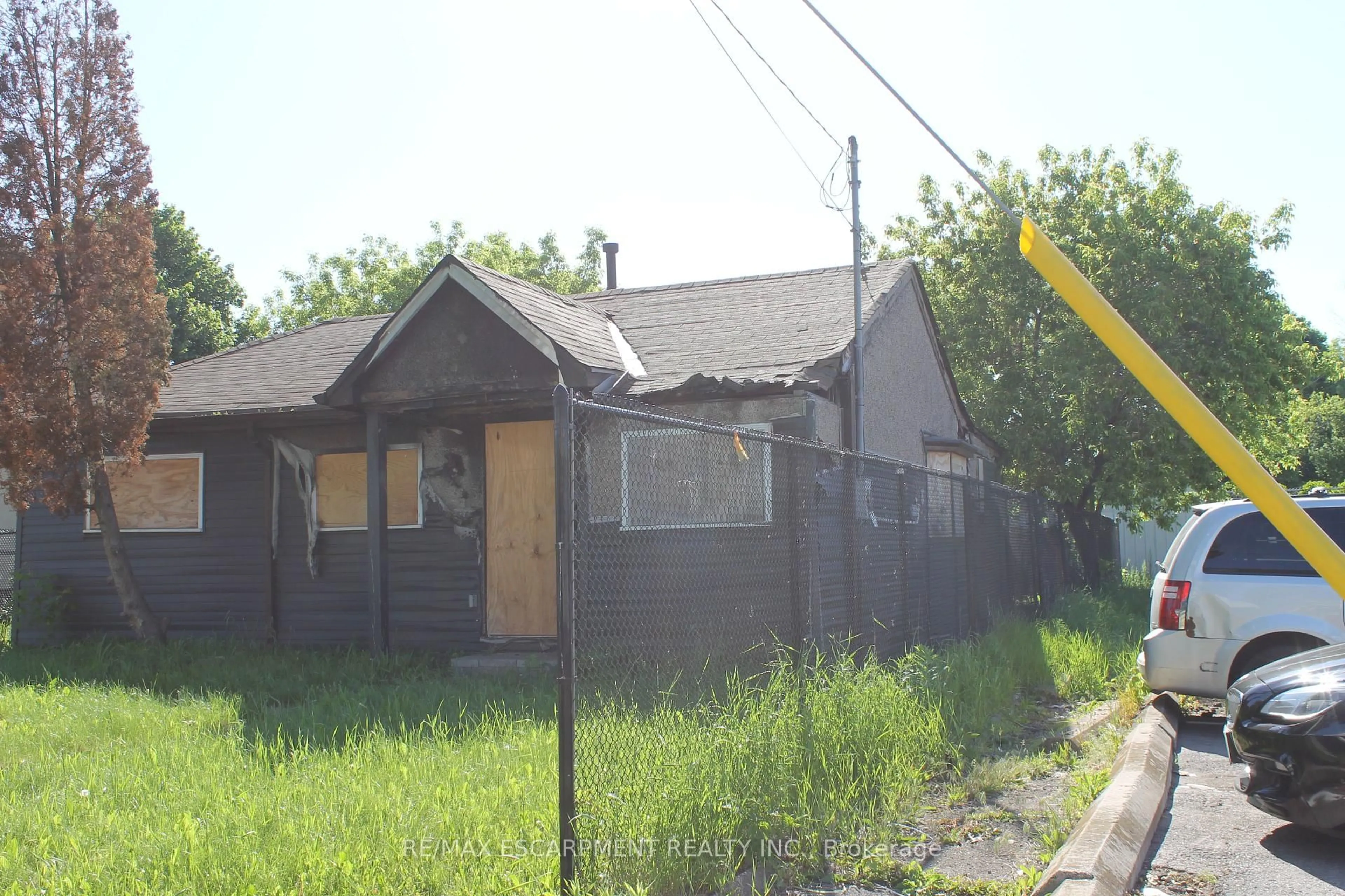 Shed for 127 Robins Ave, Hamilton Ontario L8H 4N5