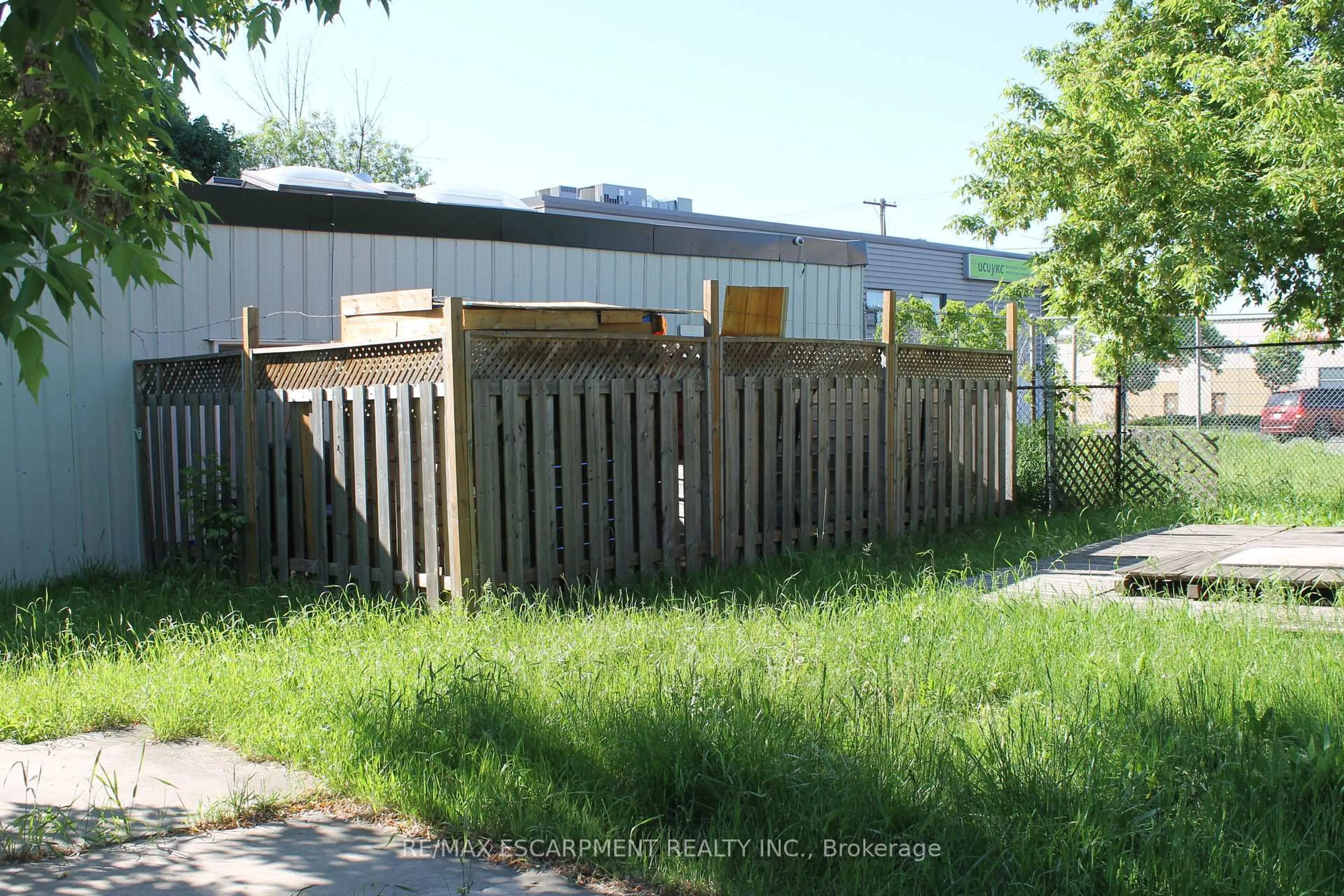 Shed for 127 Robins Ave, Hamilton Ontario L8H 4N5