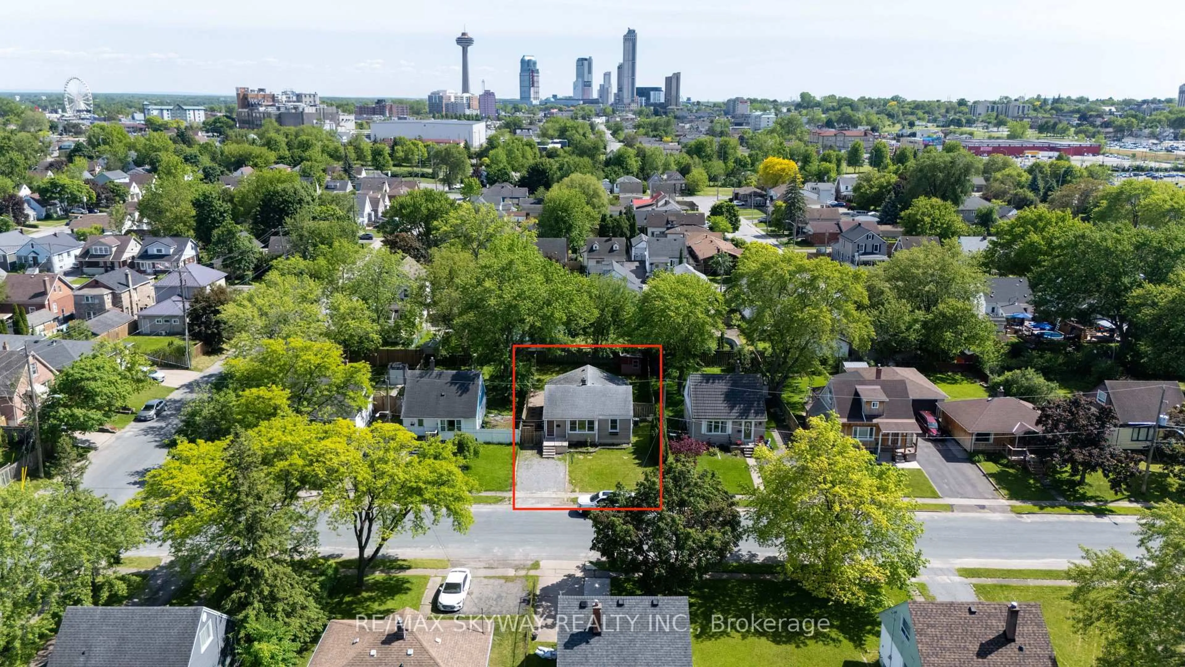 A pic from outside/outdoor area/front of a property/back of a property/a pic from drone, unknown for 5328 Houck Dr, Niagara Falls Ontario L2E 1S1