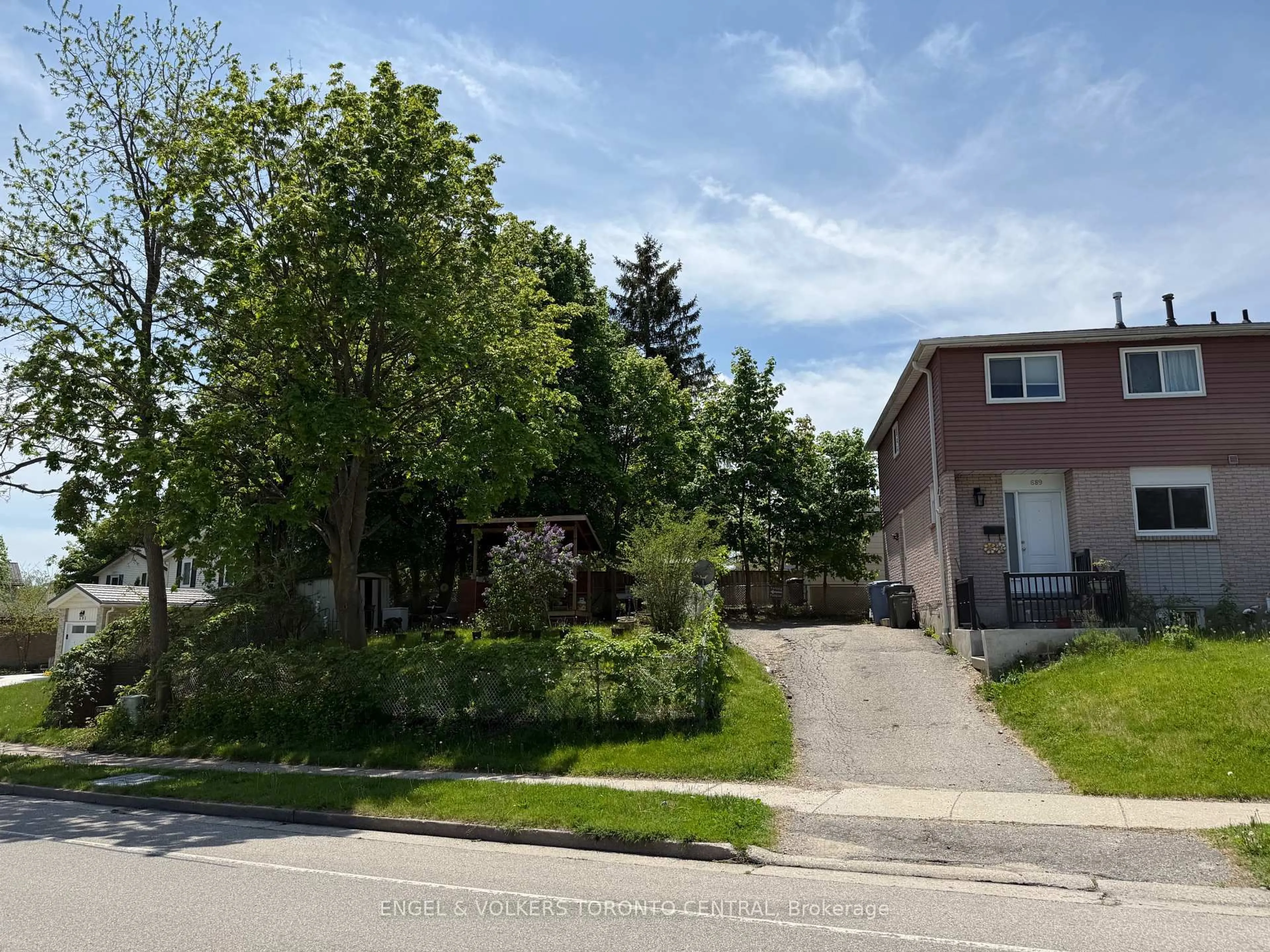 A pic from outside/outdoor area/front of a property/back of a property/a pic from drone, street for 689 College Ave, Guelph Ontario N1G 2Y2