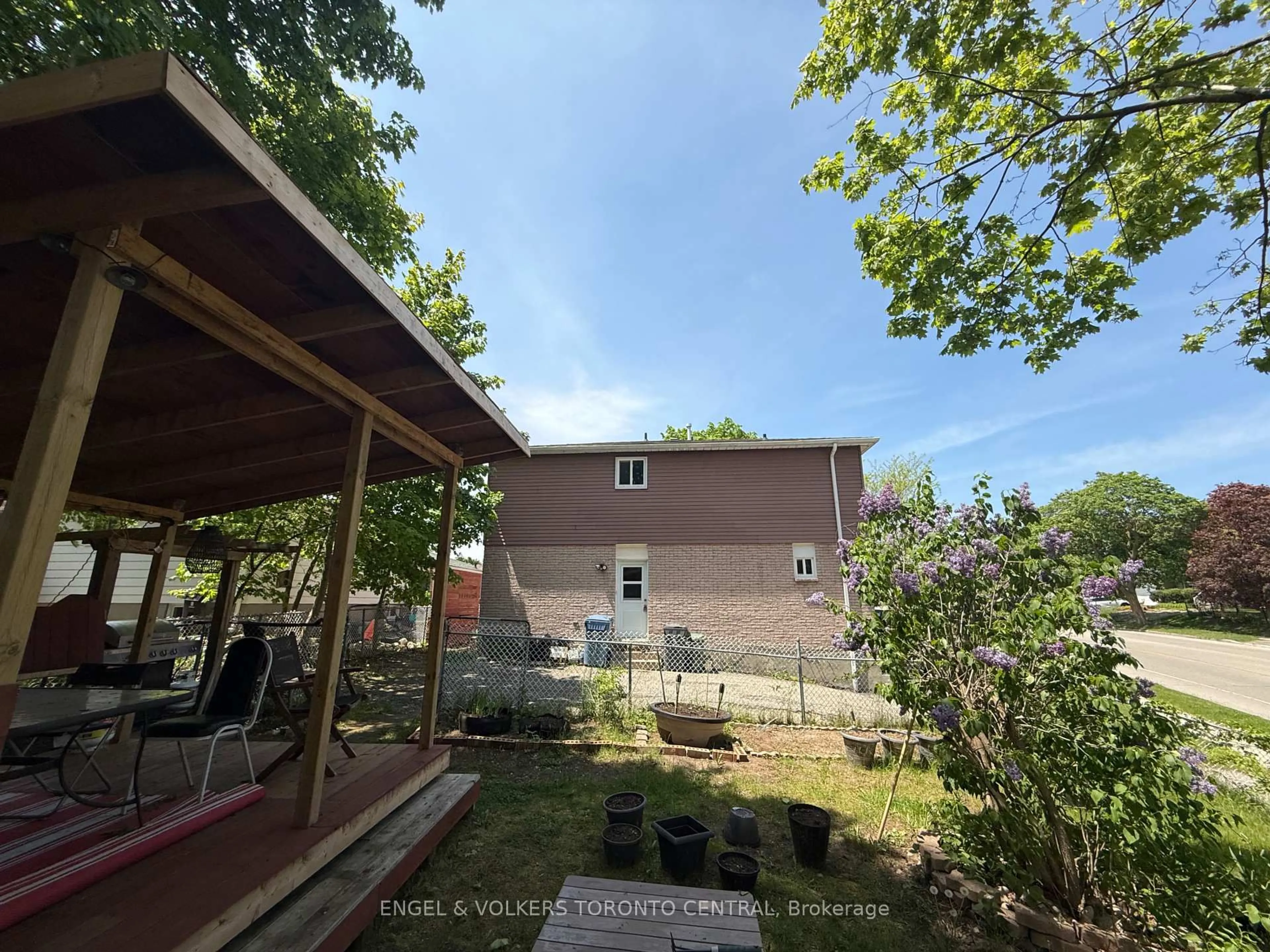A pic from outside/outdoor area/front of a property/back of a property/a pic from drone, unknown for 689 College Ave, Guelph Ontario N1G 2Y2