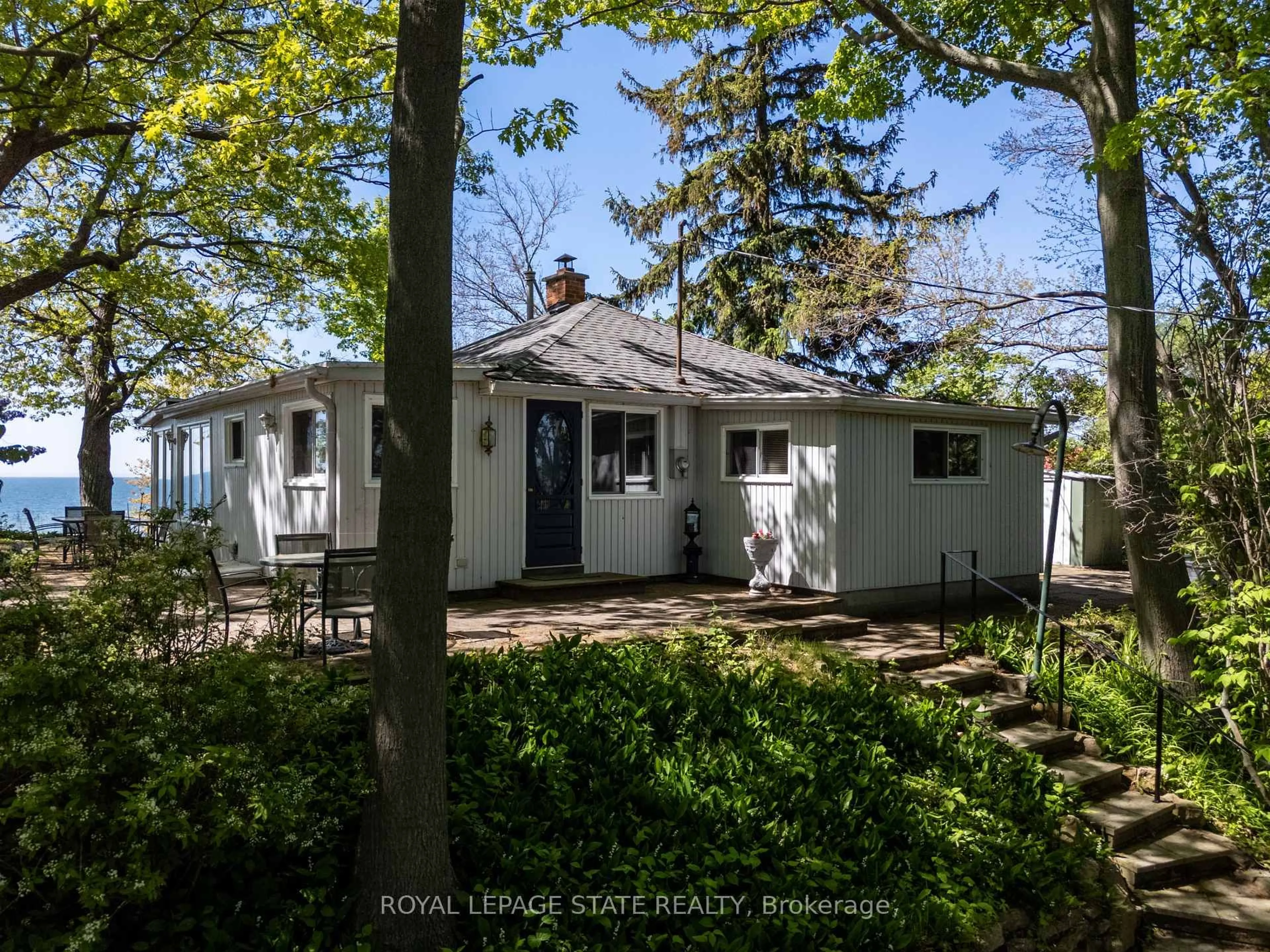 A pic from outside/outdoor area/front of a property/back of a property/a pic from drone, street for 689 Sandy Bay Rd, Haldimand Ontario N1A 2W6