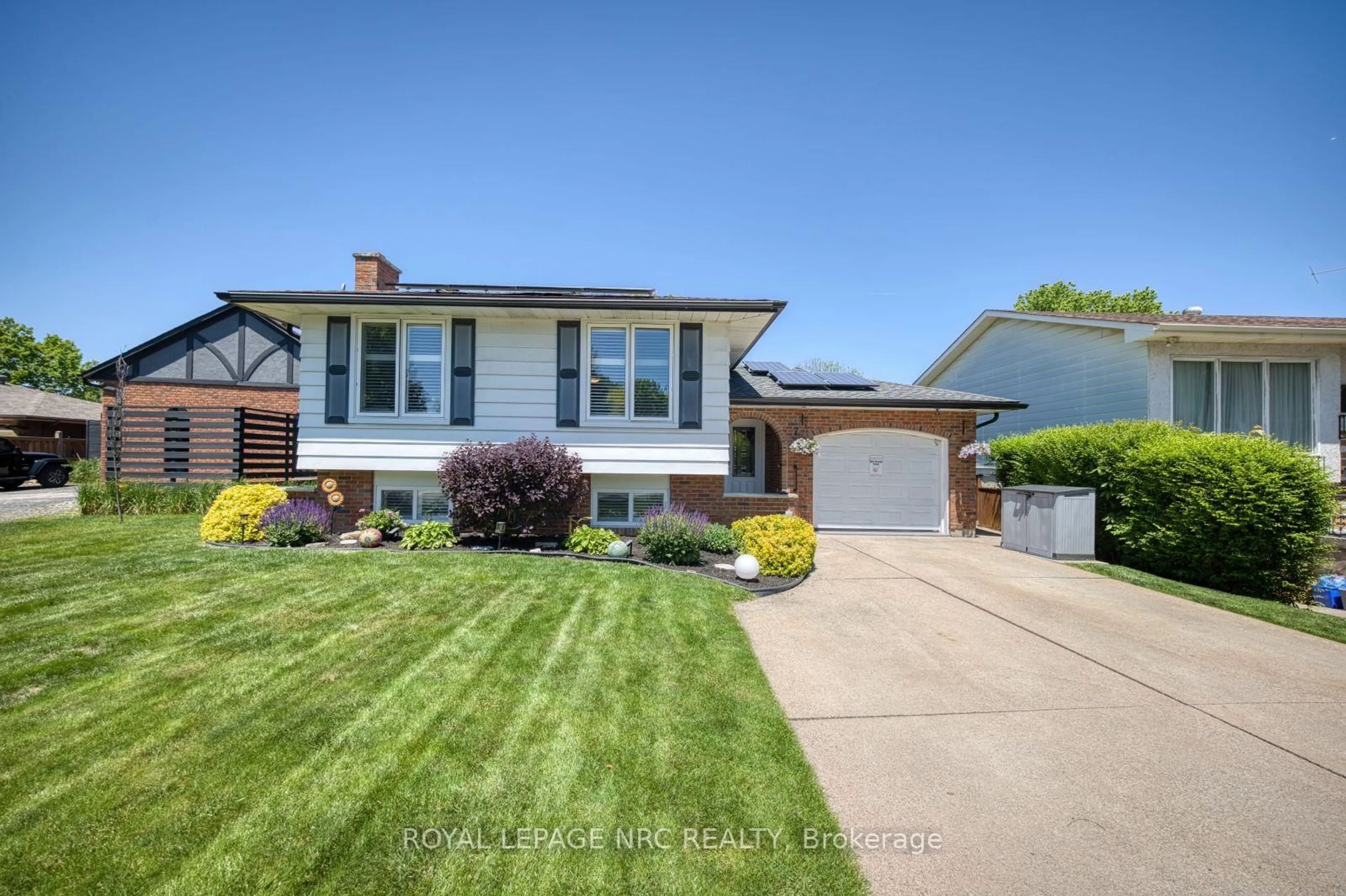 Home with vinyl exterior material, street for 7 Stephen St, St. Catharines Ontario L2N 6S4