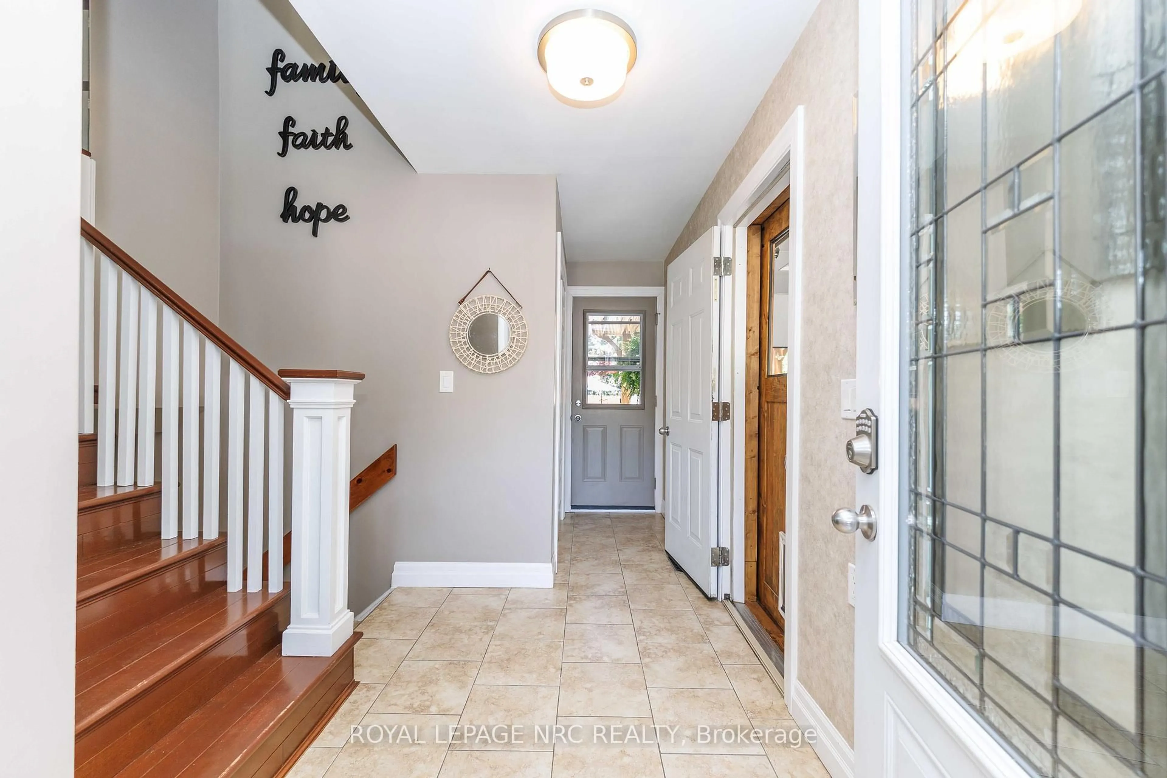 Indoor entryway for 7 Stephen St, St. Catharines Ontario L2N 6S4