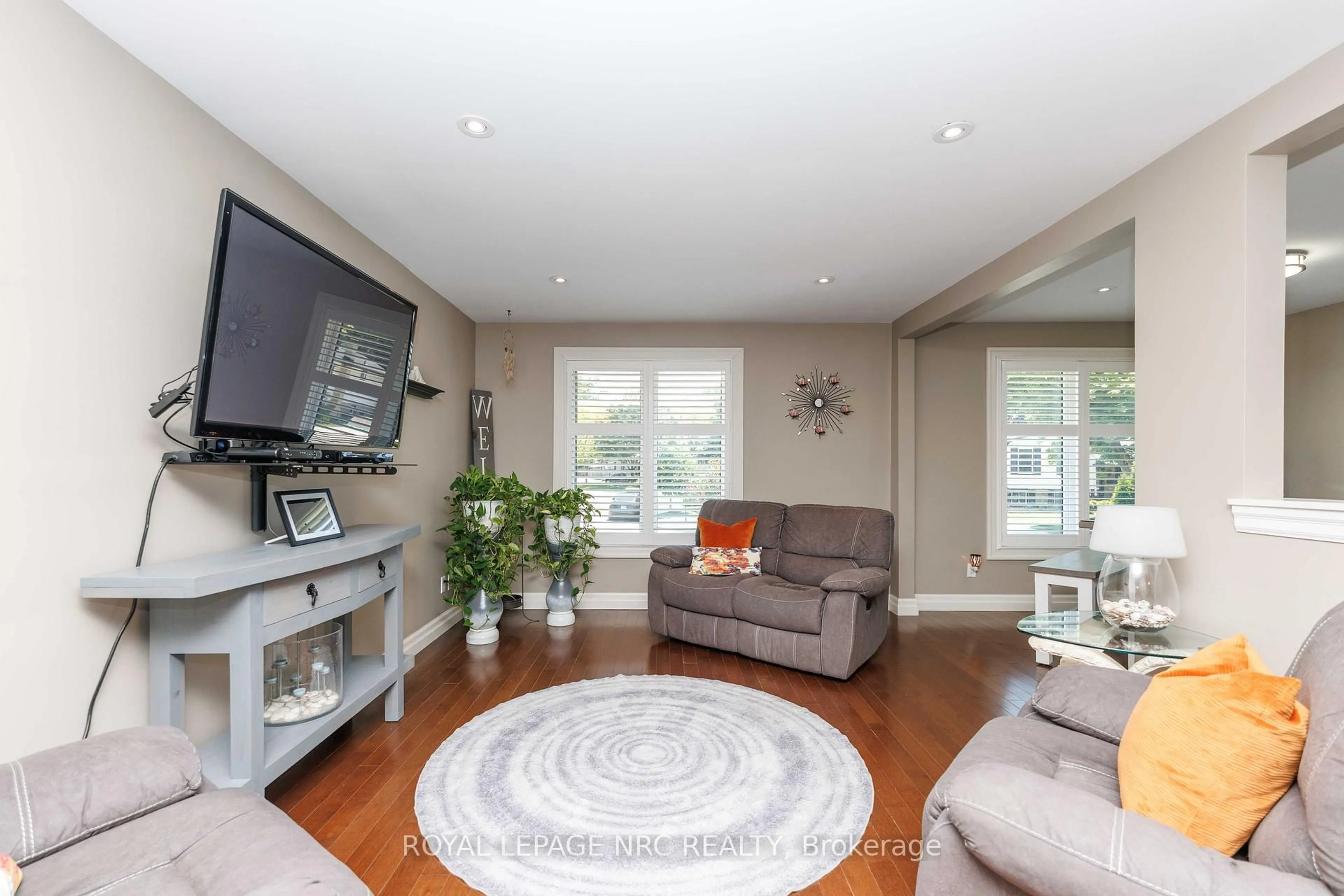 Living room with furniture, wood/laminate floor for 7 Stephen St, St. Catharines Ontario L2N 6S4