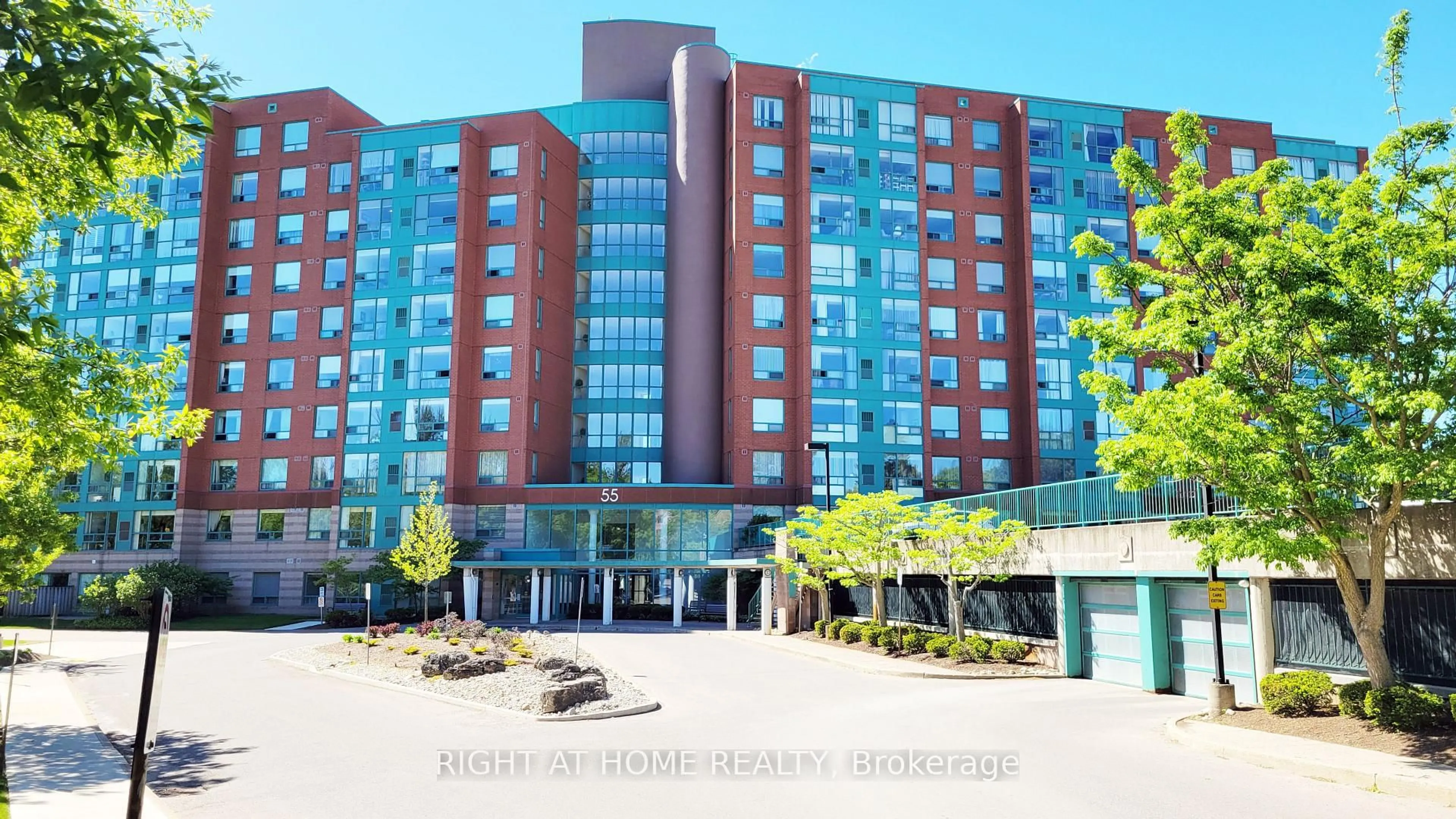 Indoor foyer for 55 Blue Springs Dr #302, Waterloo Ontario N2J 4T3