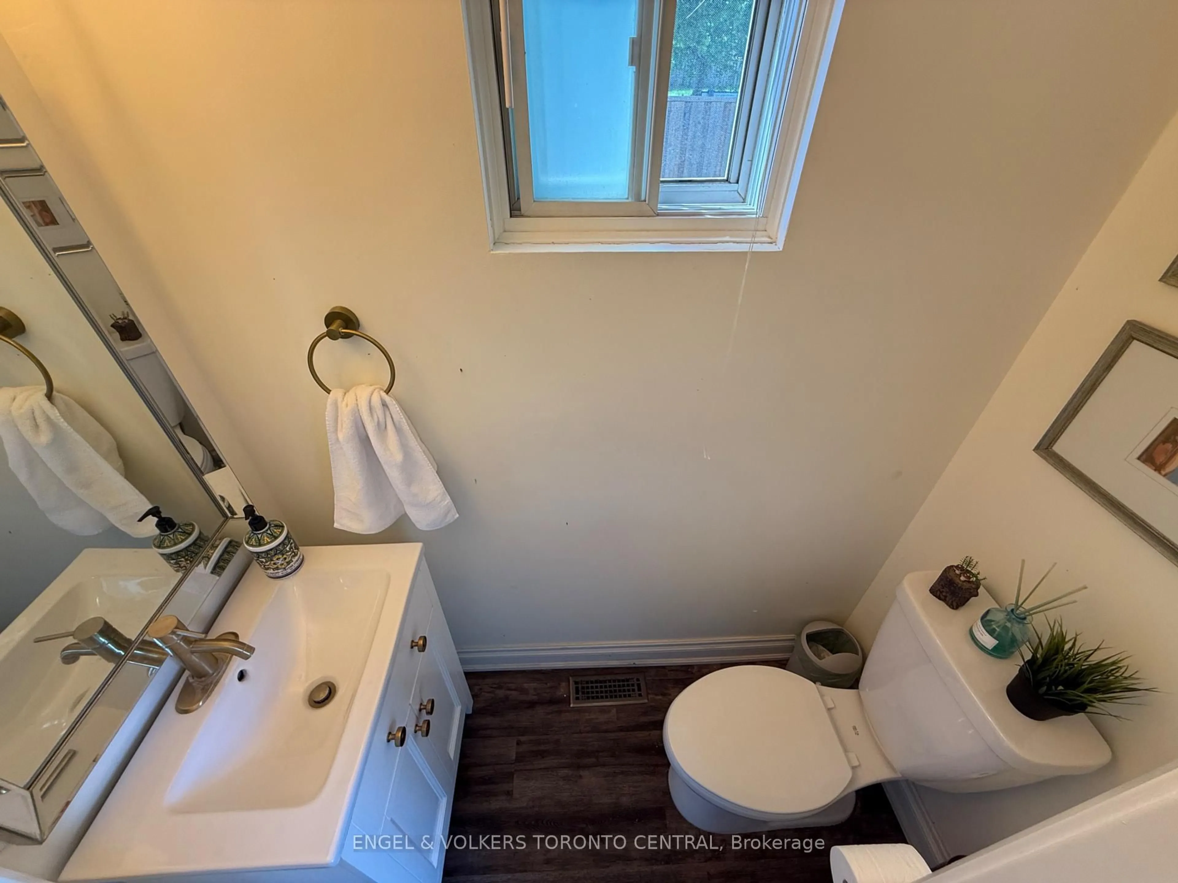 A pic of a room for 687 College Ave, Guelph Ontario N1G 2Y2