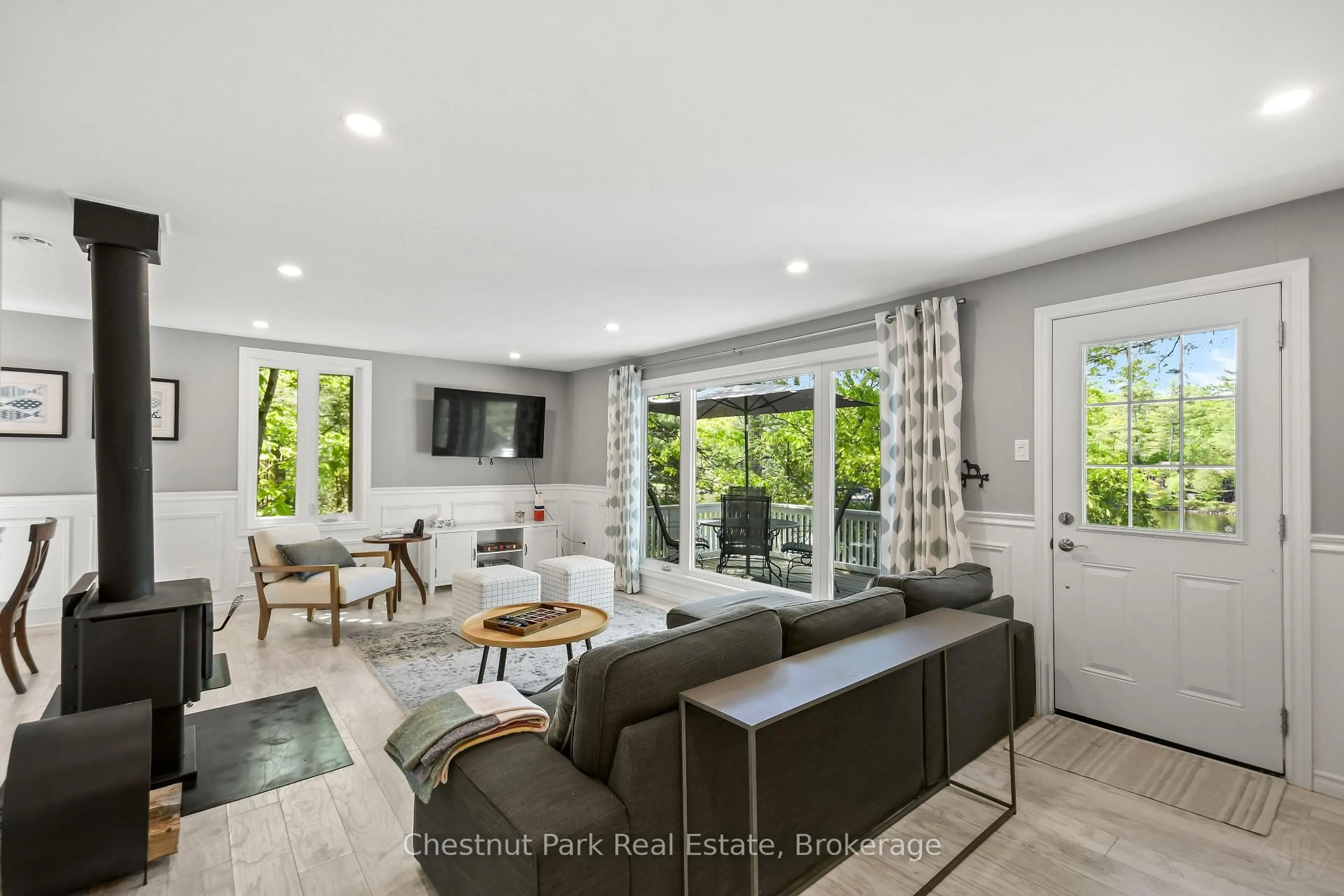 Living room with furniture, unknown for 85 Taylor Island, Gravenhurst Ontario P1P 1R2