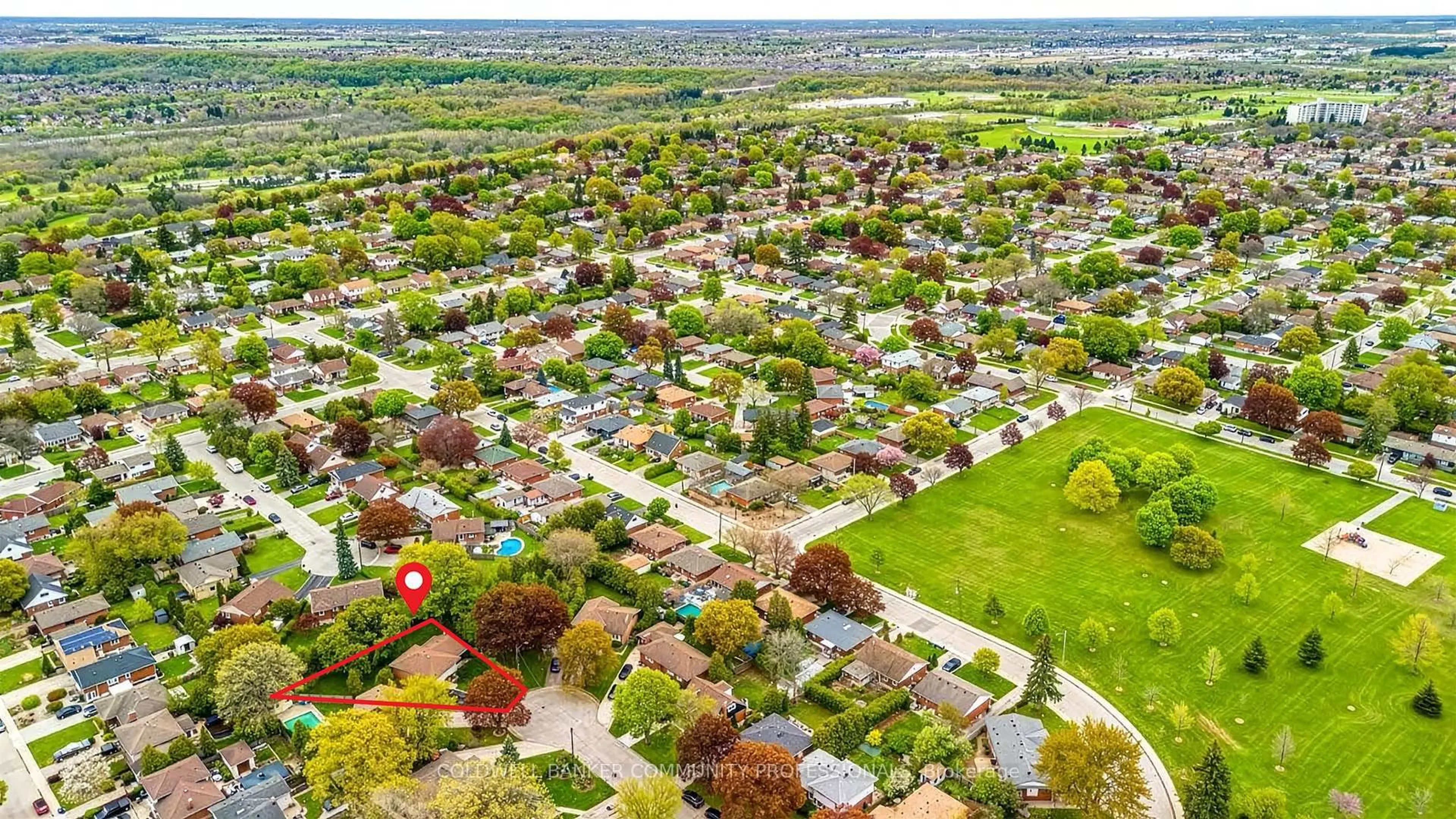 A pic from outside/outdoor area/front of a property/back of a property/a pic from drone, street for 23 Keen Crt, Hamilton Ontario L8T 1W5