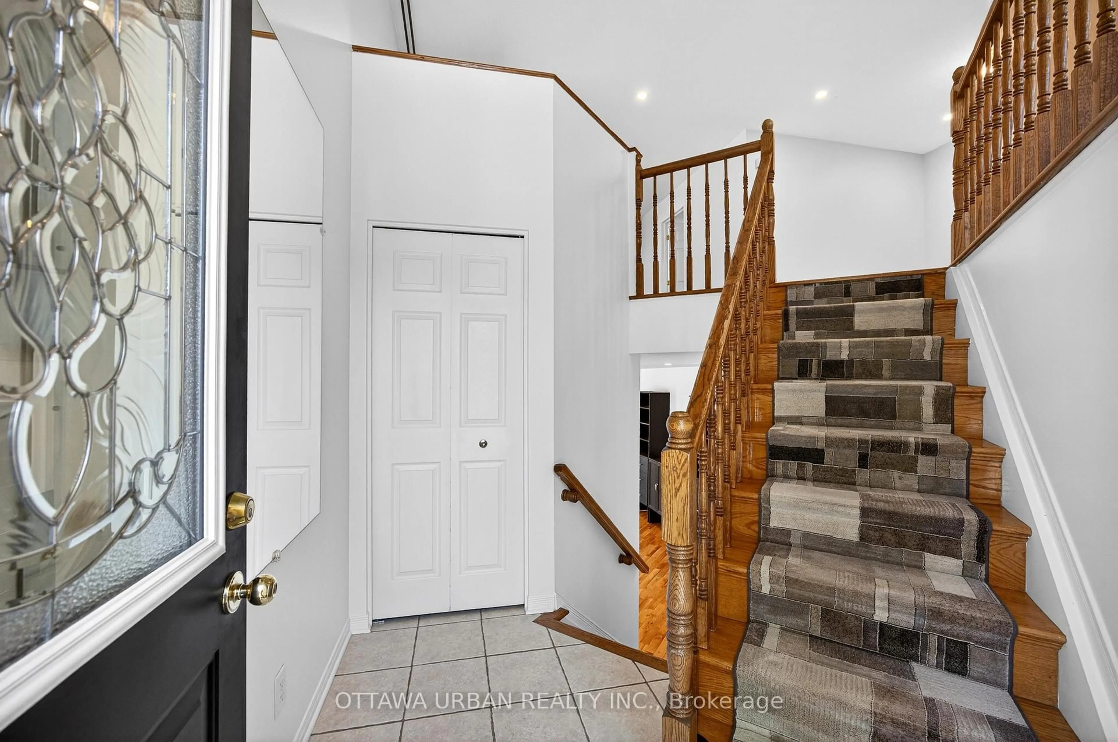 Indoor foyer for 127 Castle Glen Cres, Ottawa Ontario K2L 4G9